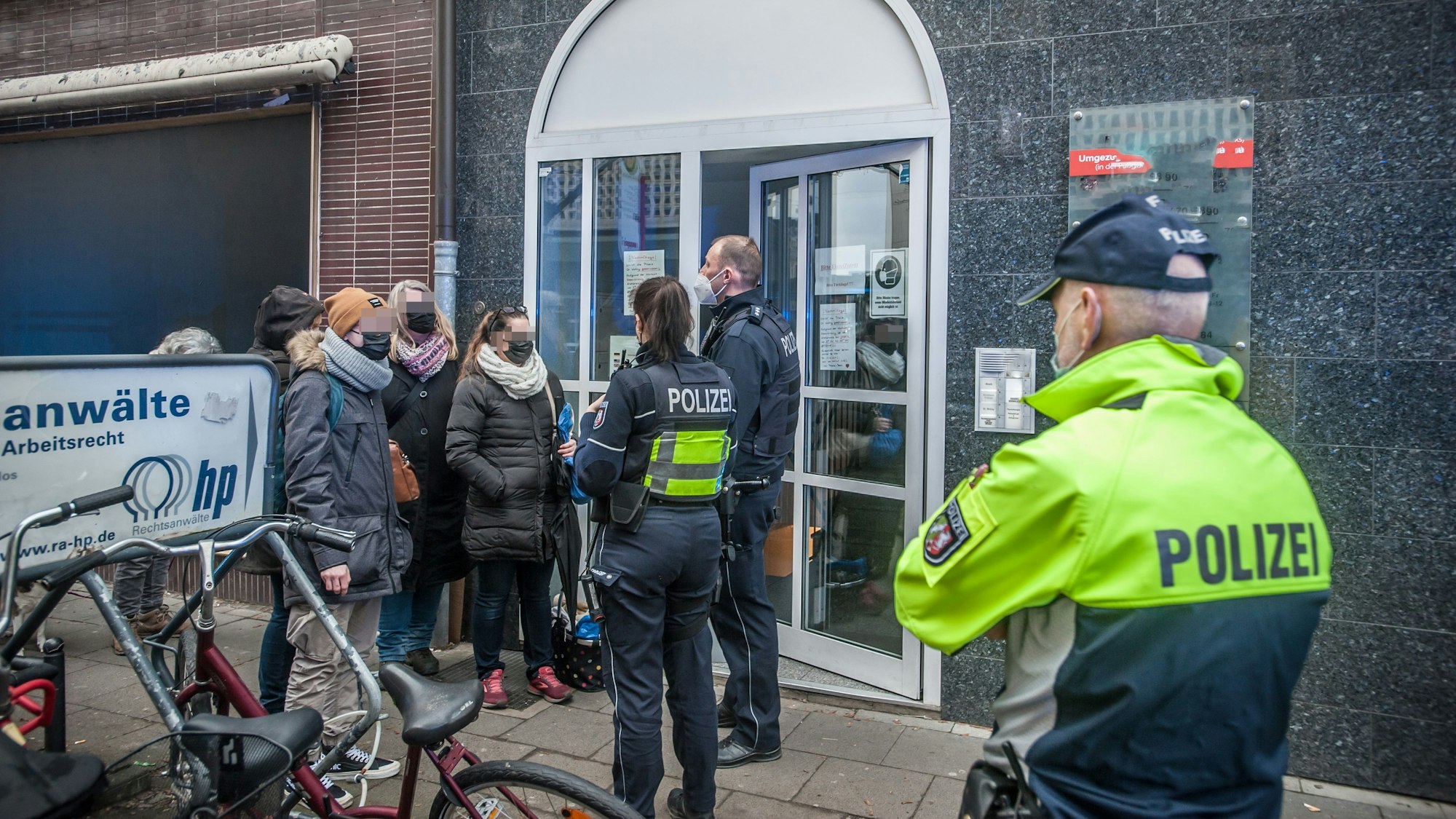 Polizeizugriff bei dem Opladener Arzt, der Atteste für Impfverweigerer ausstellte.