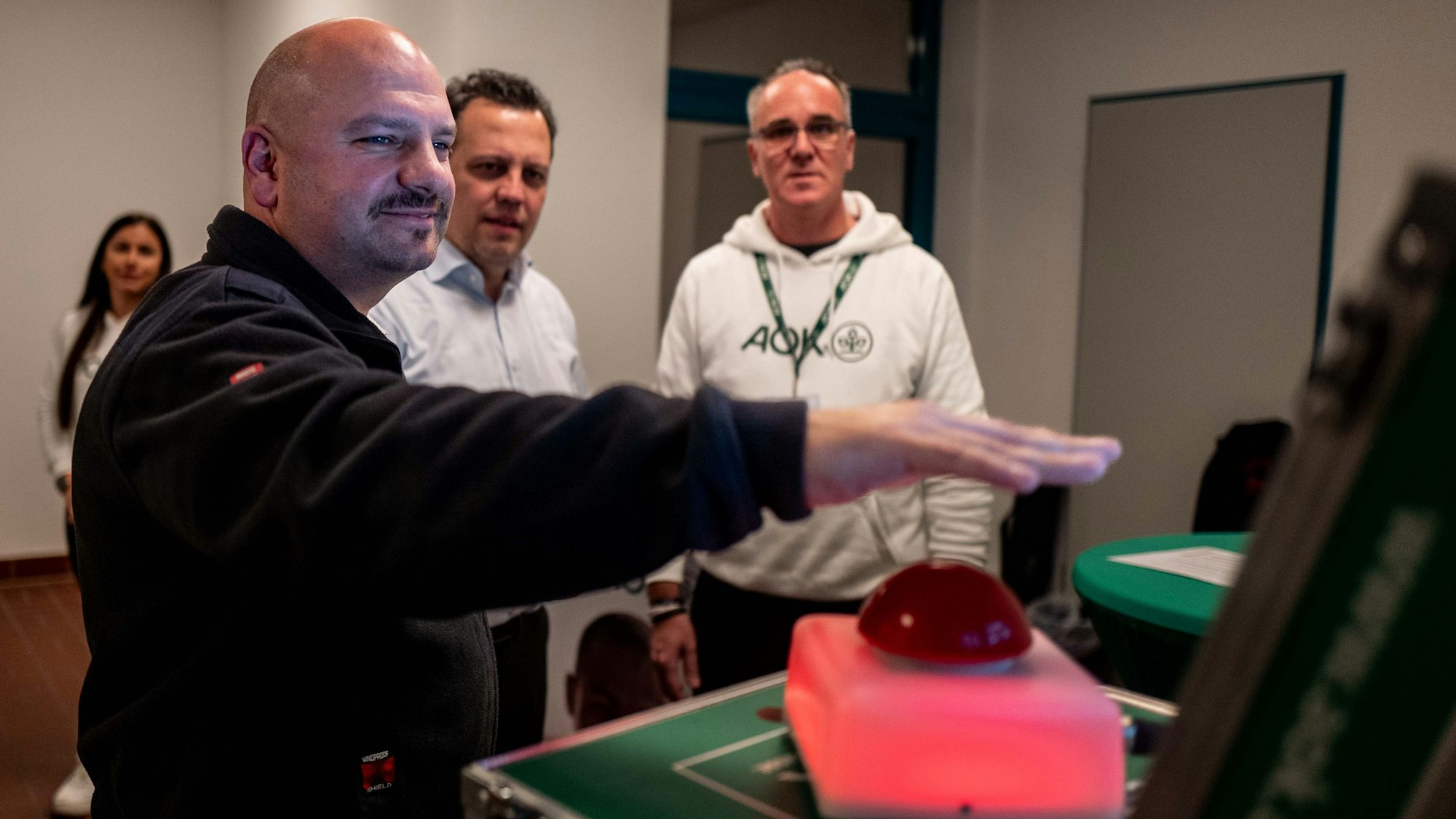 Das Bild zeigt Alexander Berger, der darauf wartet, auf einen Buzzer zu drücken.