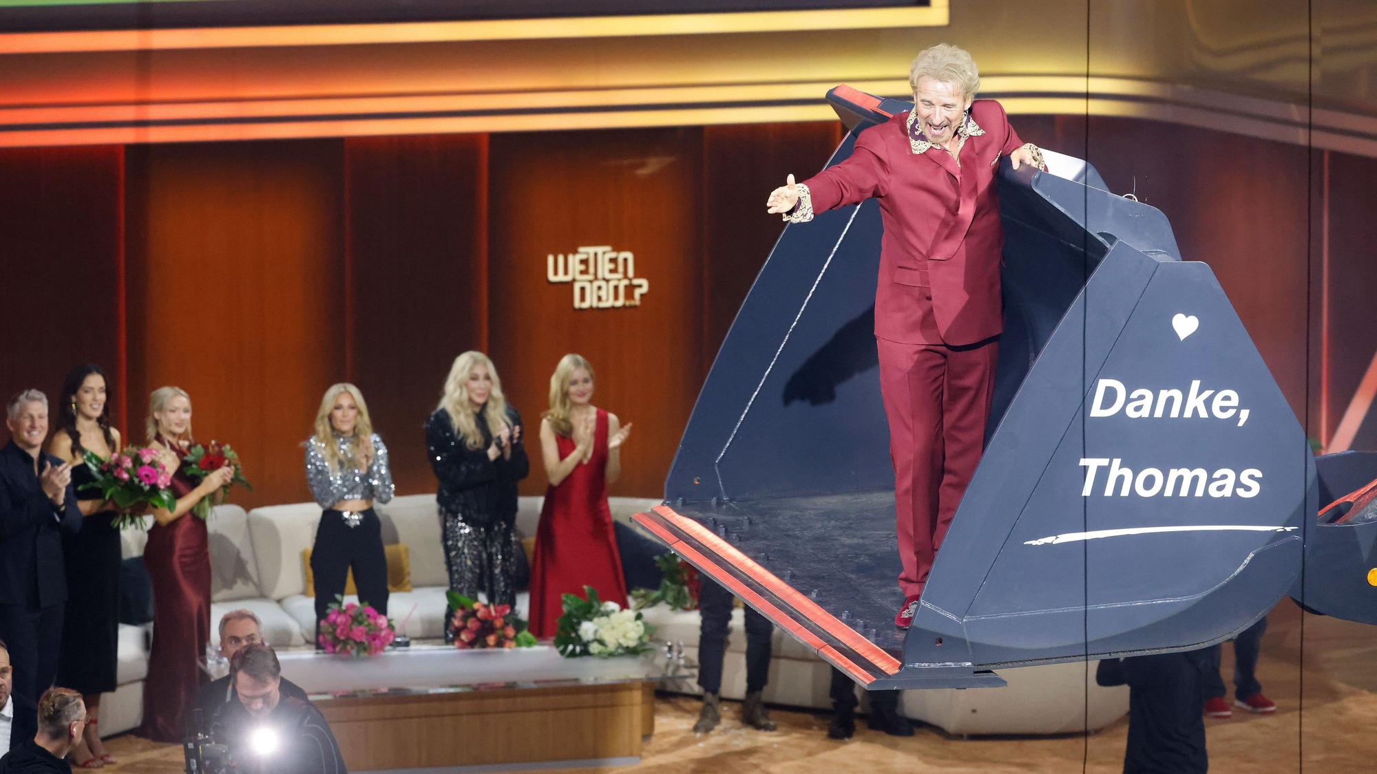 Thomas Gottschalk wird am Ende der ZDF-Show „Wetten, dass..?“ in einer Baggerschaufel über die Bühne gefahren. Gottschalk moderierte die Show zum letzten Mal. Nach 36 Jahren beendet er seine Karriere als Wett-Moderator.
