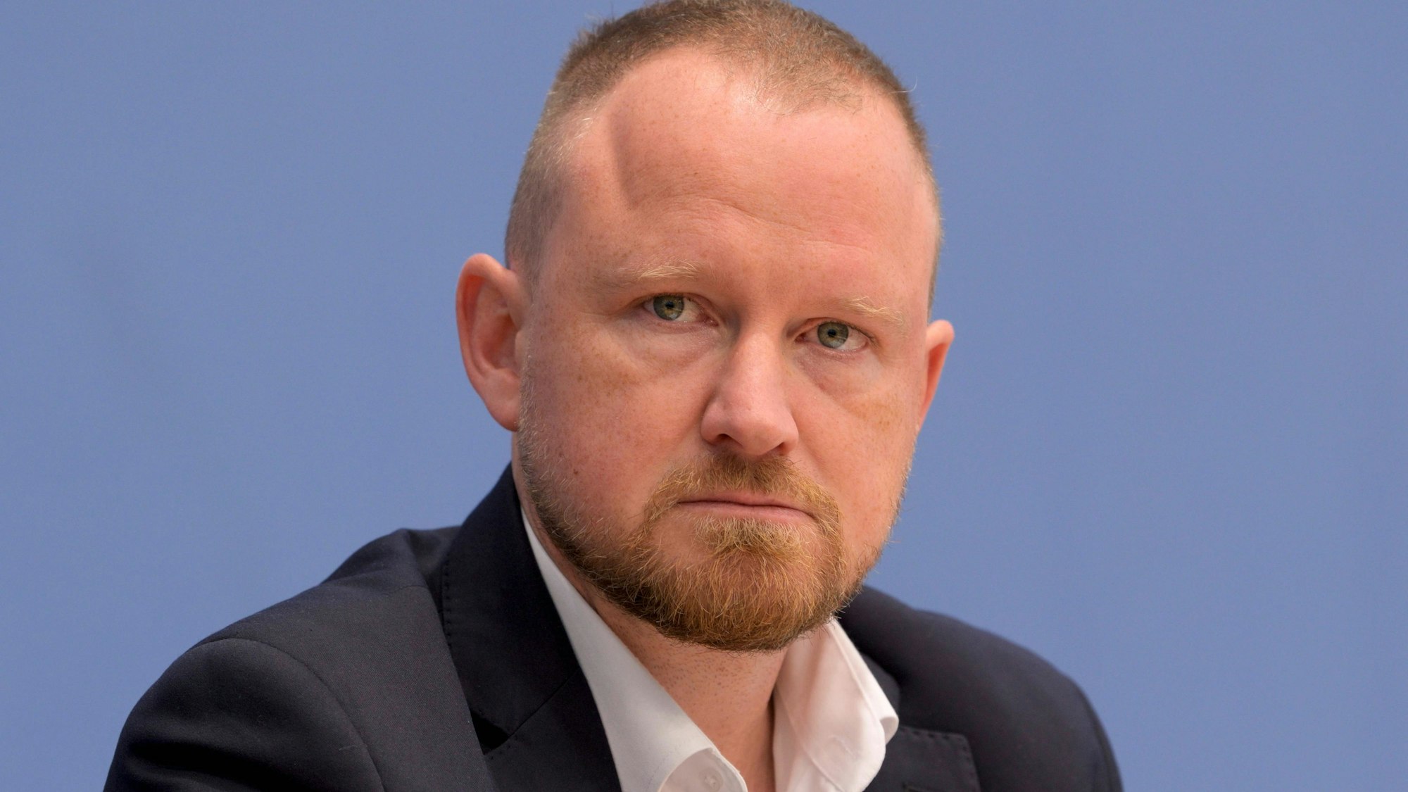 Christian Leye, Mit-Initiator des Bündnis' Sahra Wagenknecht aus Duisburg sagt: „Früher war Frieden nie ein Thema der Rechten, sondern ein Anliegen der politischen Linken. Dies wurde aufgegeben in den letzten Jahren. Das ist eine Leerstelle, die wir besetzen wollen."