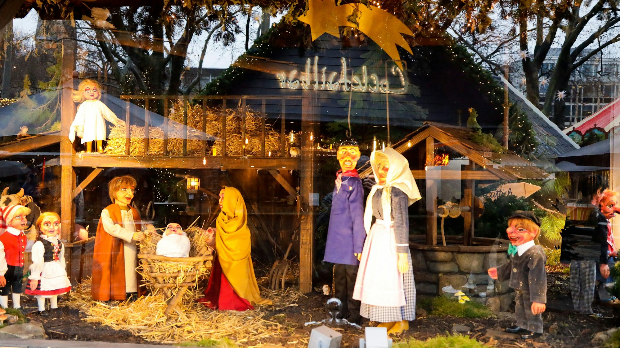 Die Hänneschen-Krippe auf dem Markt der Engel.