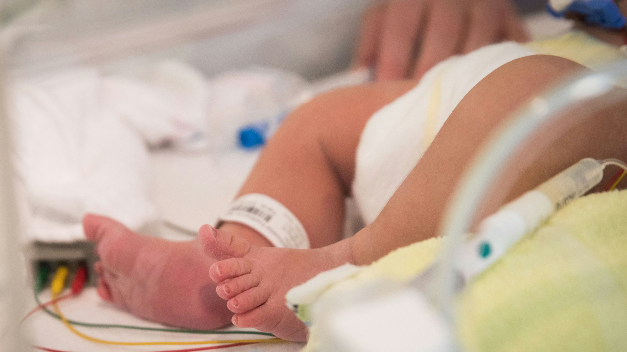 Ein neugeborenes Baby liegt in einem Krankenhaus. (Symbolbild)
