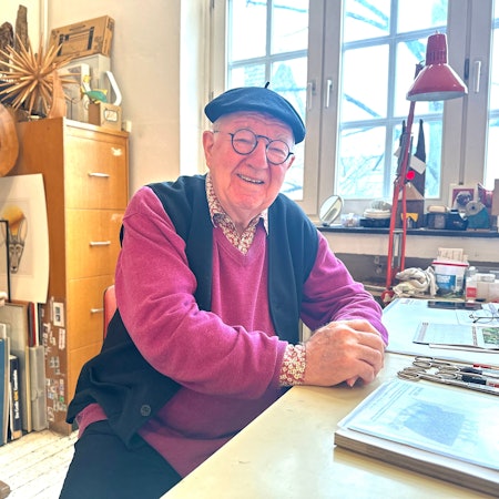 Der Künstler am Schreibtisch