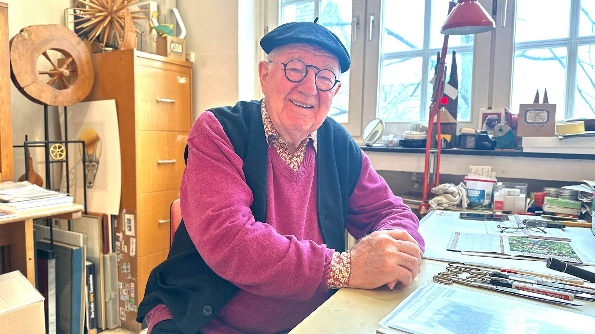 Der Künstler am Schreibtisch