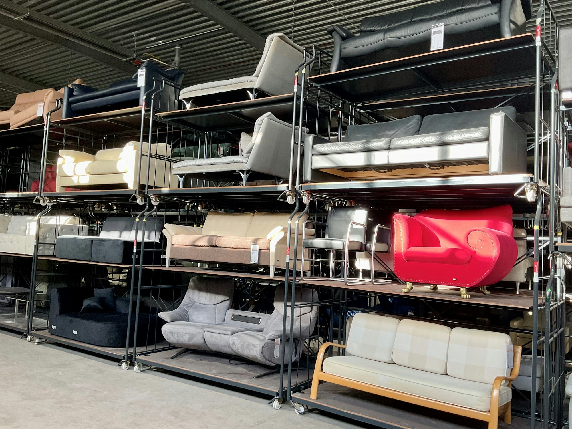 Lager mit Sofas und Sesseln