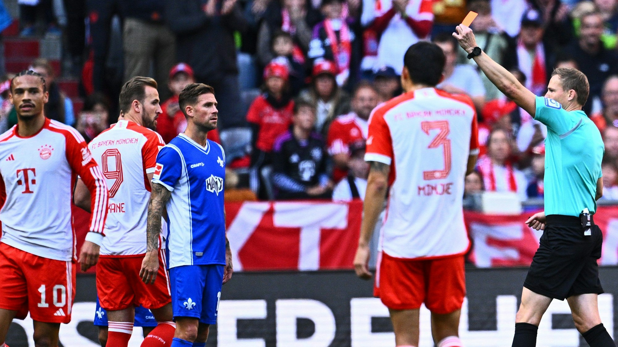 Im Spiel beim FC Bayern sah Klaus Gjasula nach einer Notbremse glatt Rot. Es war die erste Karte des Kartenkönigs der Bundesliga.