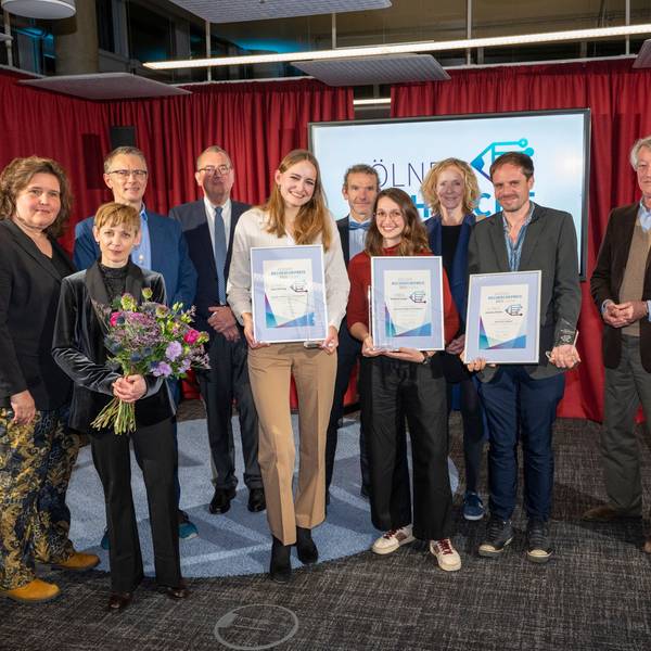 Die Preisträgerinnen und Preisträger: Lena Heising, Rebecca Singer und Andrew Müller (mit Urkunden, von links nach rechts), zusammen mit den Herausgebern des „Kölner Stadt-Anzeiger“, Christian DuMont Schütte und Isabella Neven DuMont (2. und 4. v.r.), Restrednerin Lara Fritzsche (SZ Magazin, r.) und Moderatorin Katharina Schmalenberg (Schauspiel Köln, 2.v.l.)
