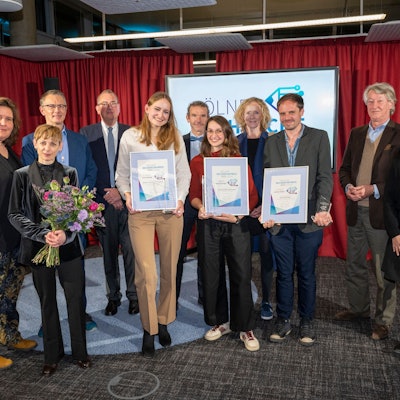 Die Preisträgerinnen und Preisträger: Lena Heising, Rebecca Singer und Andrew Müller (mit Urkunden, von links nach rechts), zusammen mit den Herausgebern des „Kölner Stadt-Anzeiger“, Christian DuMont Schütte und Isabella Neven DuMont (2. und 4. v.r.), Restrednerin Lara Fritzsche (SZ Magazin, r.) und Moderatorin Katharina Schmalenberg (Schauspiel Köln, 2.v.l.)