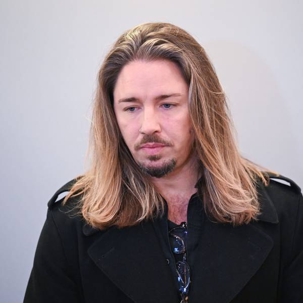 Der deutsche Rockmusiker Gil Ofarim steht im Saal des Landgerichts in Leipzig. Hier läuft der Prozess gegen Ofarim wegen falscher Verdächtigung und Verleumdung. Der Musiker hatte im Oktober 2021 in einem Video Antisemitismus-Vorwürfe gegen ein Leipziger Hotel erhoben. Nach Einschätzung der Staatsanwaltschaft Leipzig hat sich der Vorfall aber nicht so zugetragen.