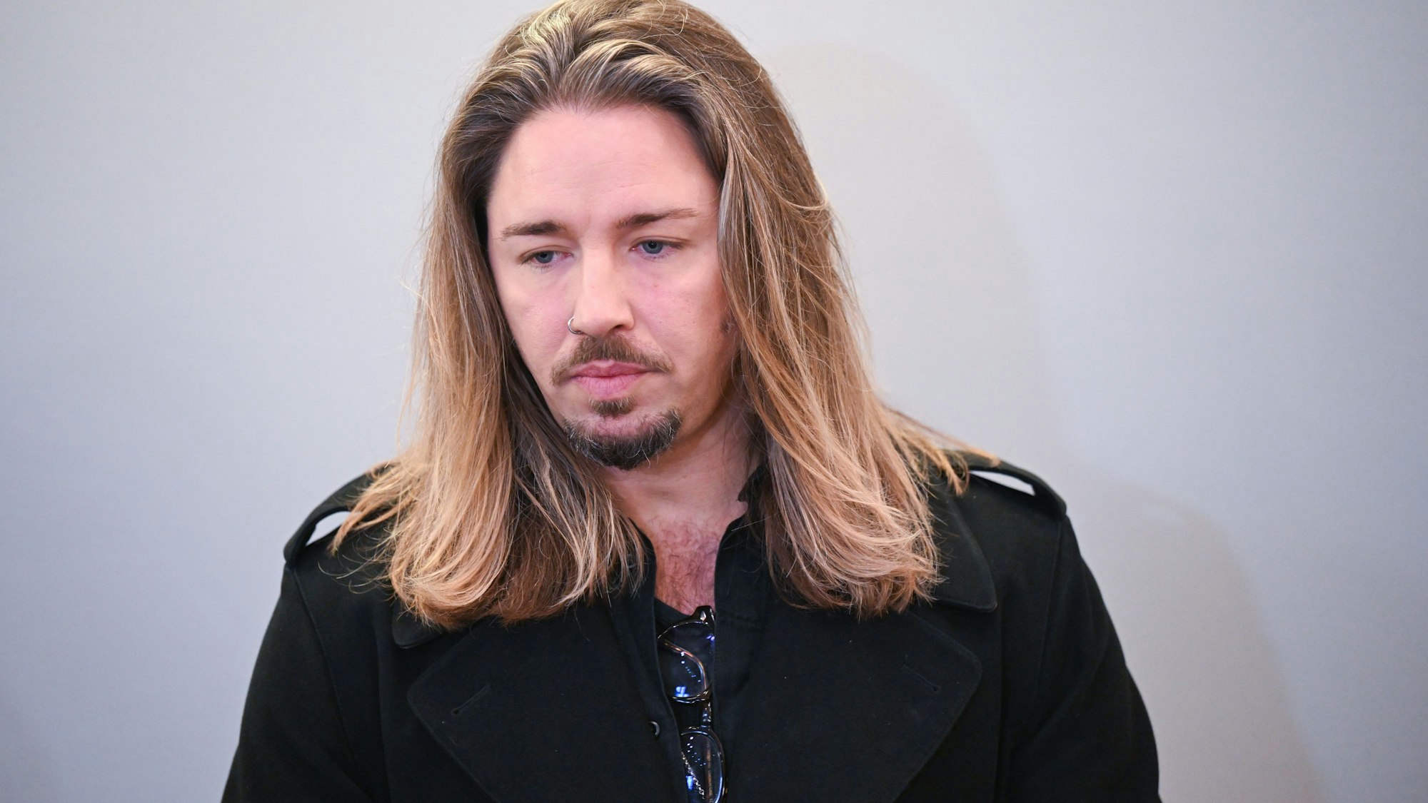 Der deutsche Rockmusiker Gil Ofarim steht im Saal des Landgerichts in Leipzig. Hier läuft der Prozess gegen Ofarim wegen falscher Verdächtigung und Verleumdung. Der Musiker hatte im Oktober 2021 in einem Video Antisemitismus-Vorwürfe gegen ein Leipziger Hotel erhoben. Nach Einschätzung der Staatsanwaltschaft Leipzig hat sich der Vorfall aber nicht so zugetragen.