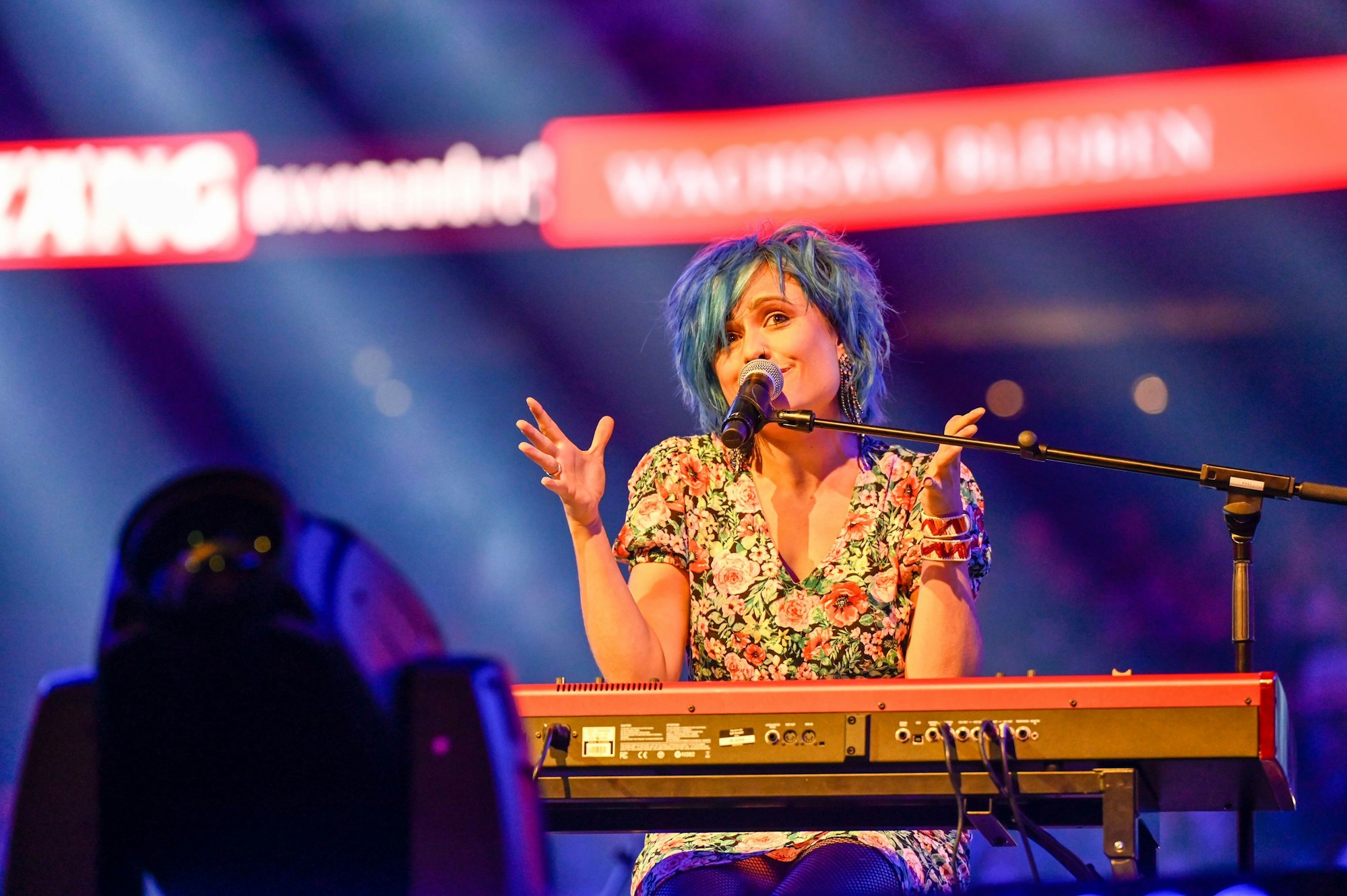 Charly Klauser spielt in der Arena Keyboard.