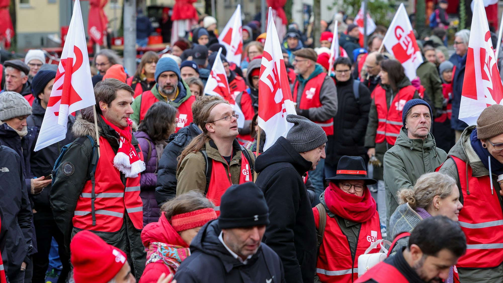Streikende mit Fahnen in der Hand.