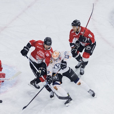 Kölns Mirko Pantkowski (l-r), Maximilian Gloetzl und Moritz Müller und Wolfsburgs Lucas Dumont versuchen an den Puck zu kommen