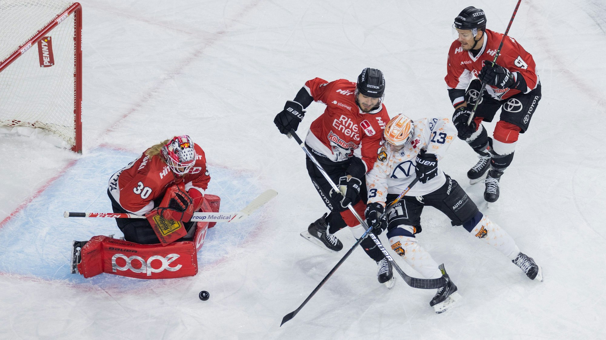 Kölns Mirko Pantkowski (l-r), Maximilian Gloetzl und Moritz Müller und Wolfsburgs Lucas Dumont versuchen an den Puck zu kommen