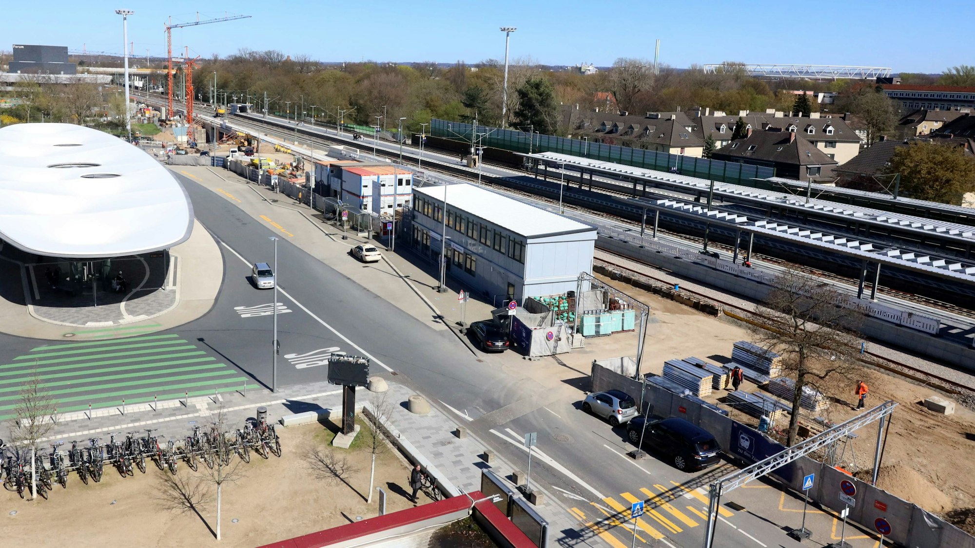 Im Plangebiet rechts soll ein neues Bahnhofsgebäude und ein Fahrradparkhaus entstehen.