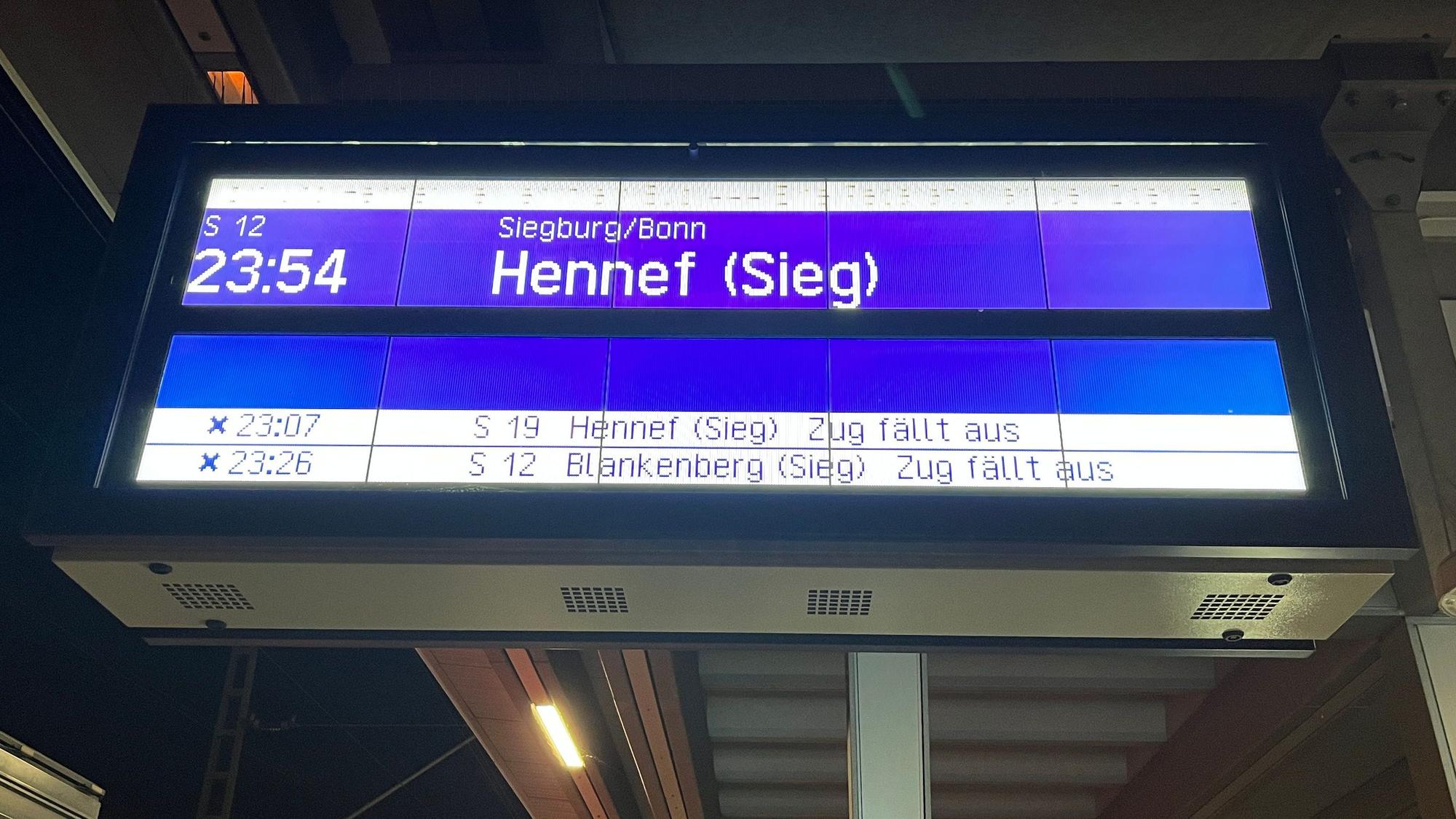 Zahlreiche Züge fielen nach dem Schaden an der Oberleitung aus.