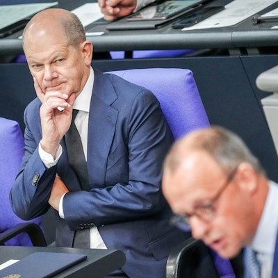 Friedrich Merz (r.) und Olaf Scholz im Bundestag (Archivbild). Der CDU-Chef hat dem Bundeskanzler eine Zusammenarbeit angeboten.