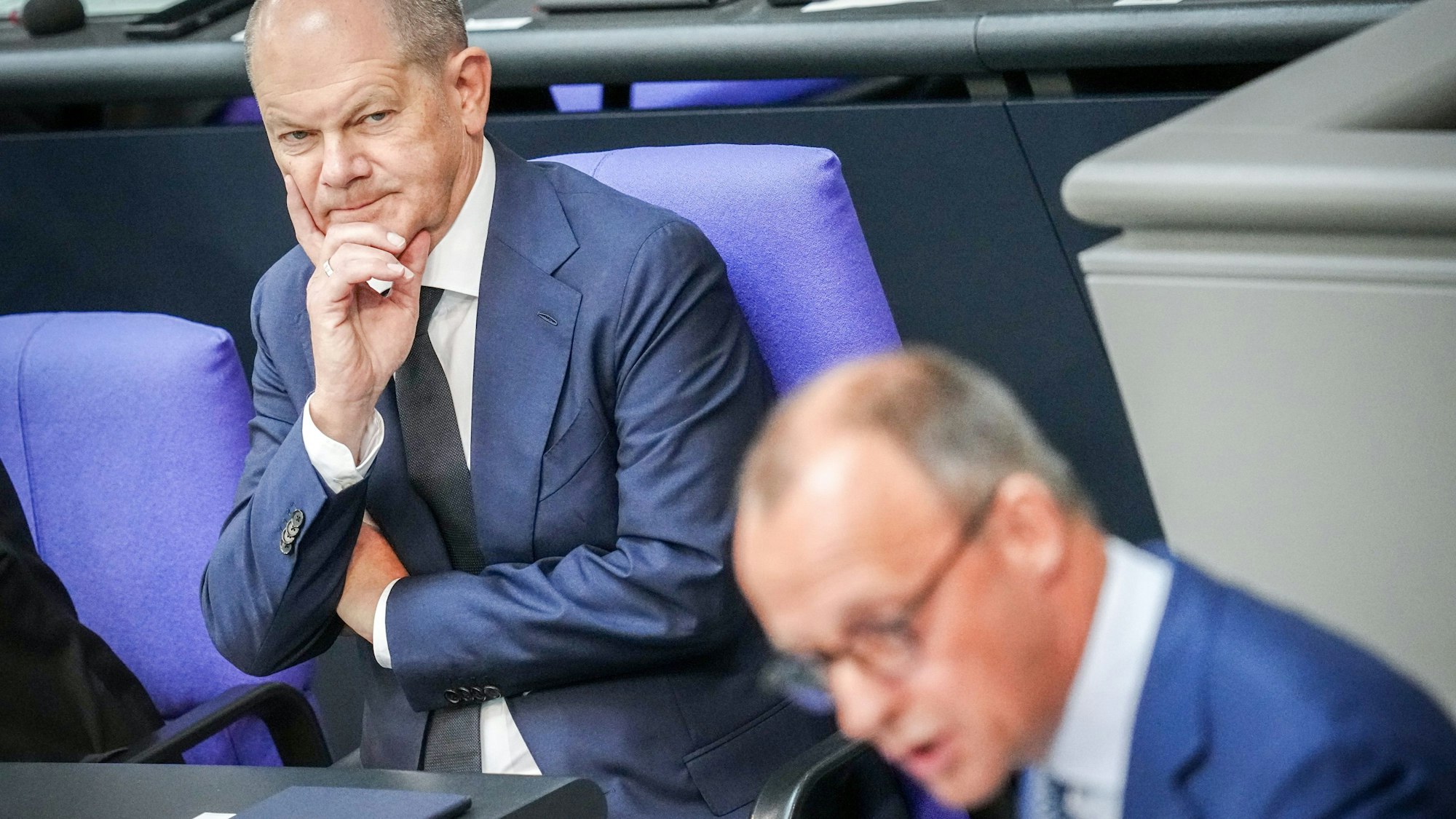 Friedrich Merz (r.) und Olaf Scholz im Bundestag (Archivbild). Der CDU-Chef hat dem Bundeskanzler eine Zusammenarbeit angeboten.