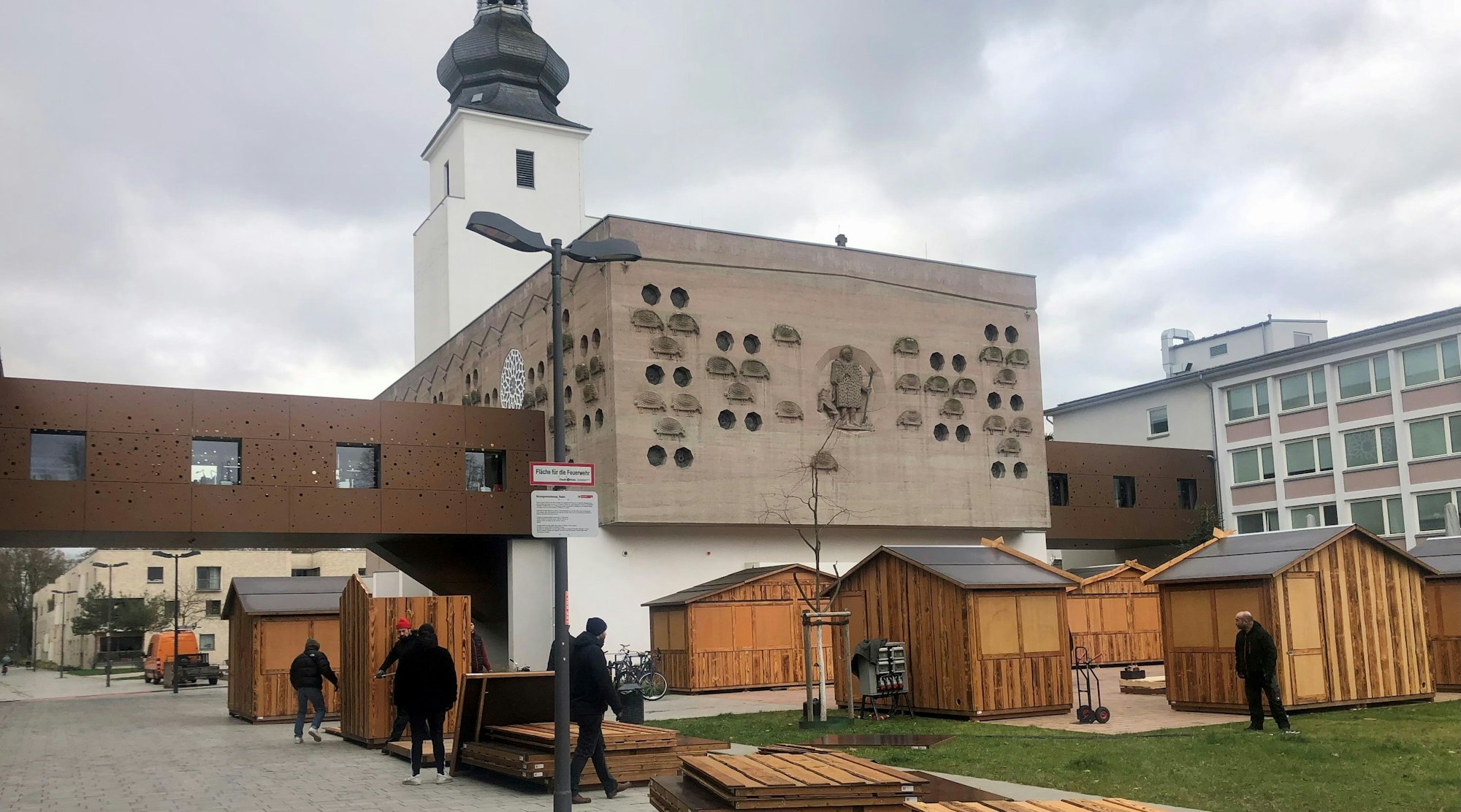 Auf einem Platz werden Buden aufgebaut.