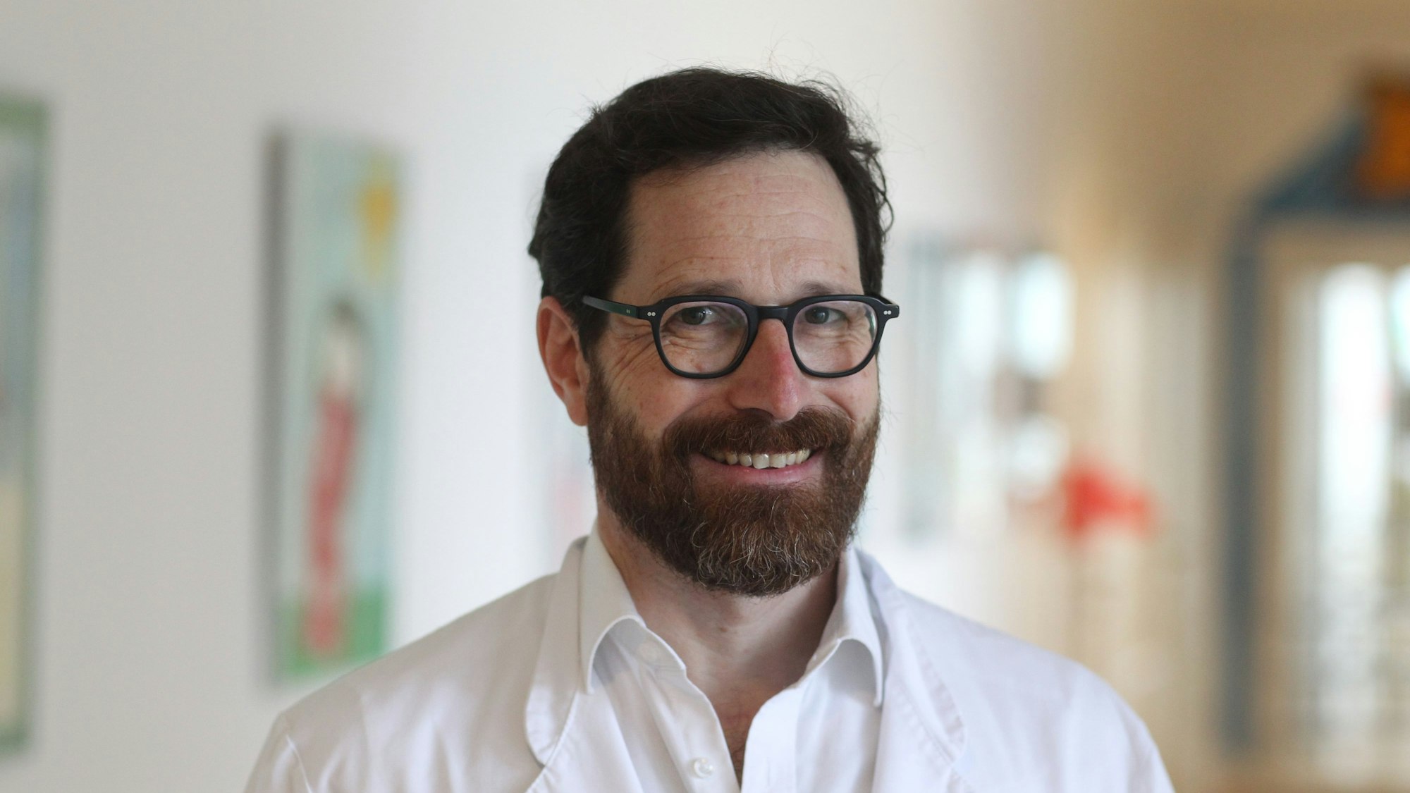 Operation in der Kinderklinik Asklepios in Sankt Augustin mit Dr. Micha Langendörfer, Chefarzt Orthopadie, der einem 11-jährigen Mädchen einen Nagel zur Stabilisation des Schienbeins einsetzt.