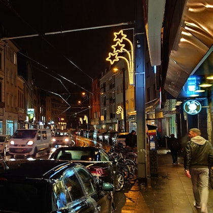 Weihnachtliche Lichter leuchten am Höninger Weg in Zollstock – das erste Mal seit rund 35 Jahren.