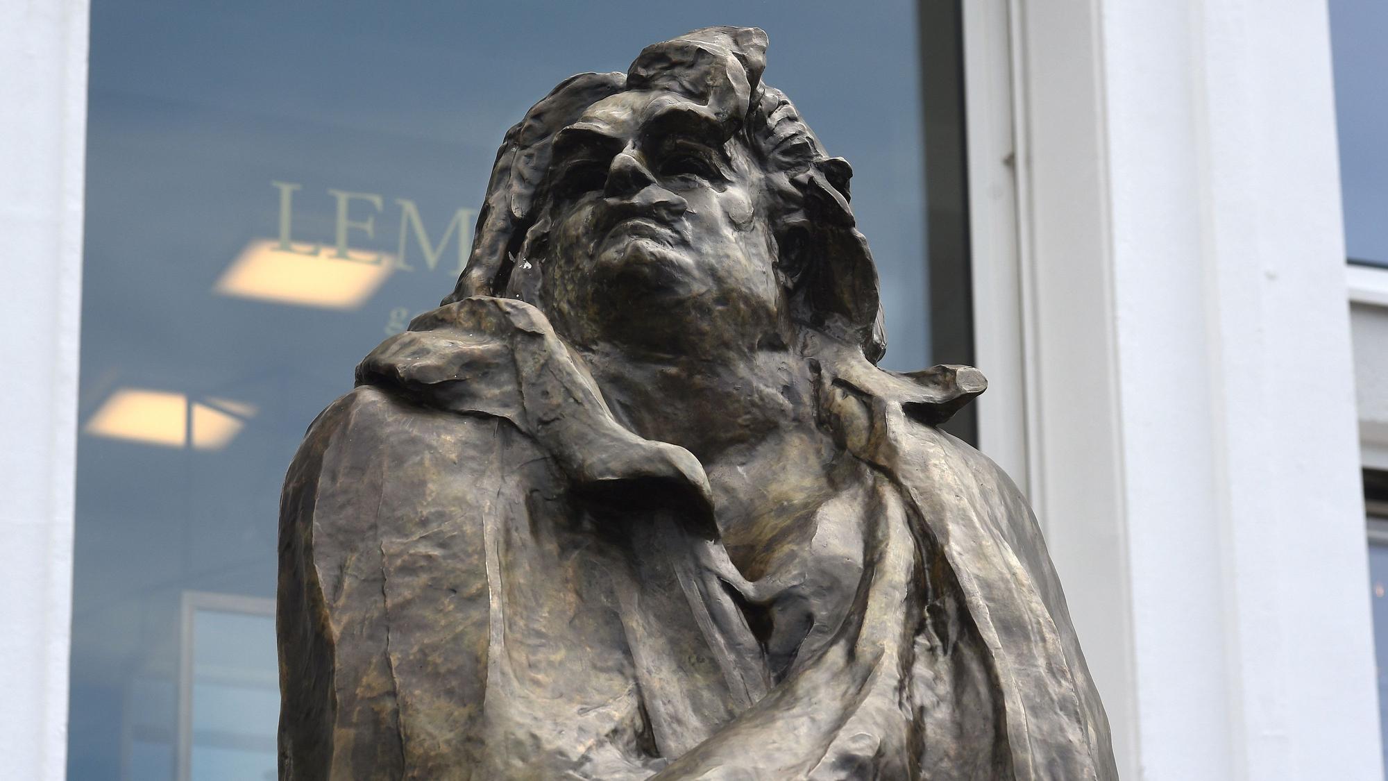 Nahaufnahme der Rodin-Skulptur vor dem Kunsthaus Lempertz, die den Schriftsteller Honoré de Balzac darstellt.