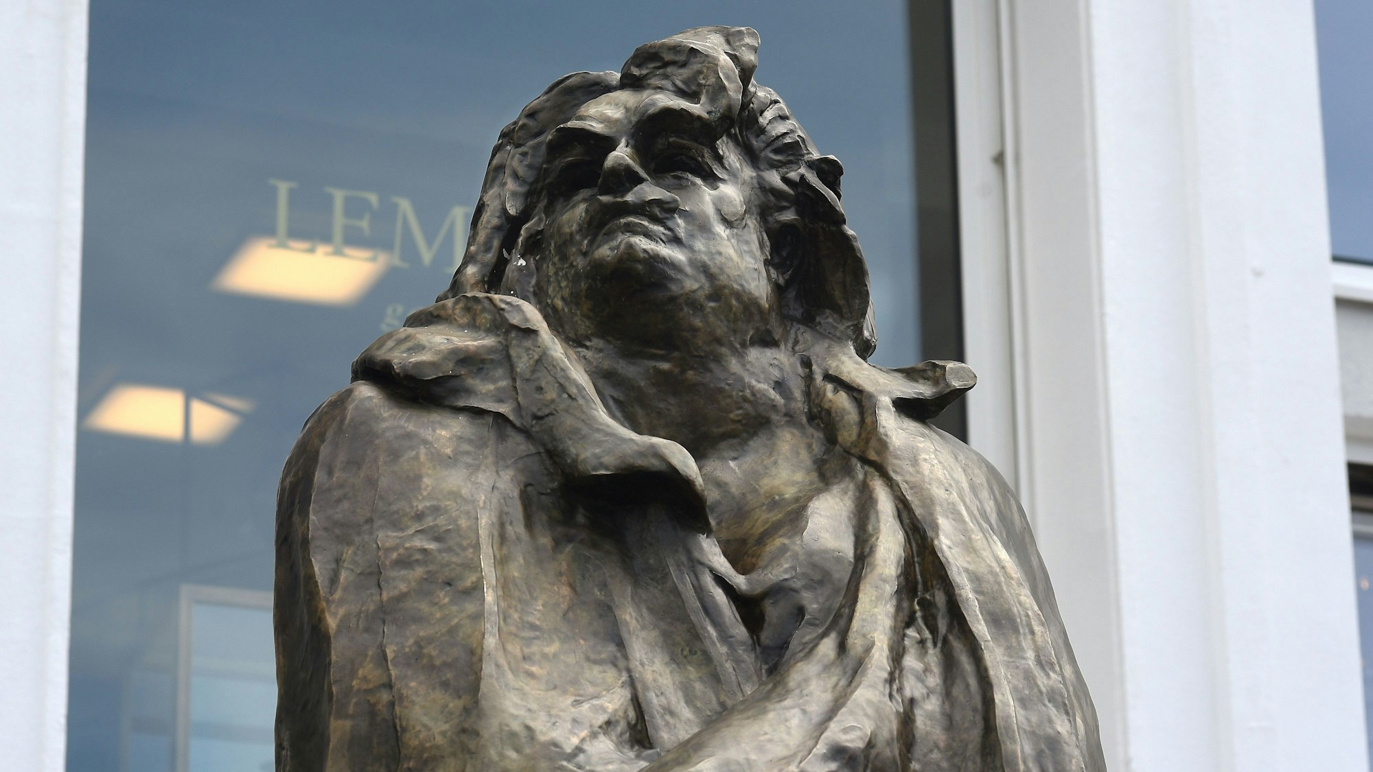Nahaufnahme der Rodin-Skulptur vor dem Kunsthaus Lempertz, die den Schriftsteller Honoré de Balzac darstellt.