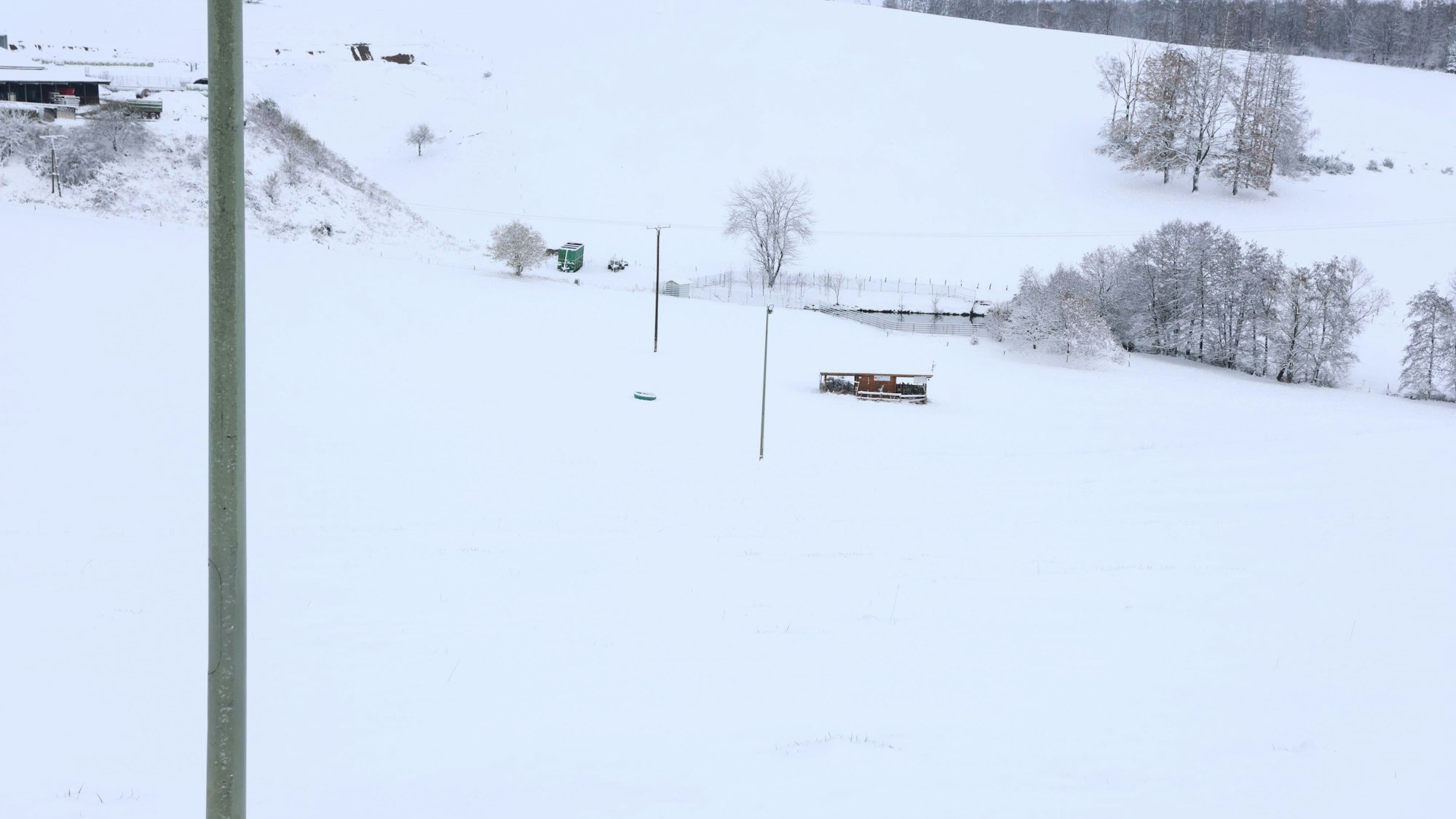 Übersicht über den verschneiten Hand am Blockhaus in Eckenhagen.