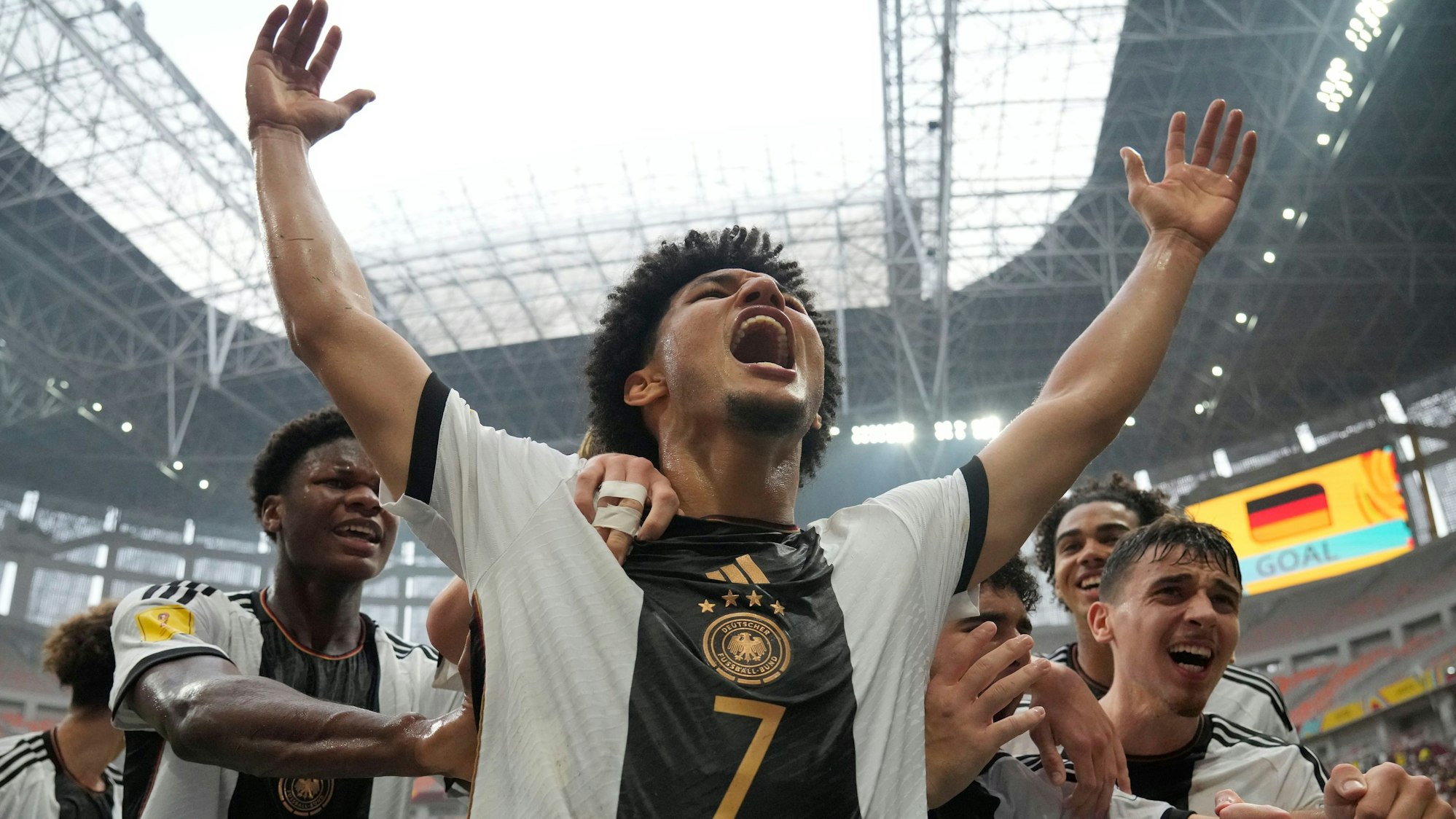 Bild einer jubelnden Fußballmannschaft