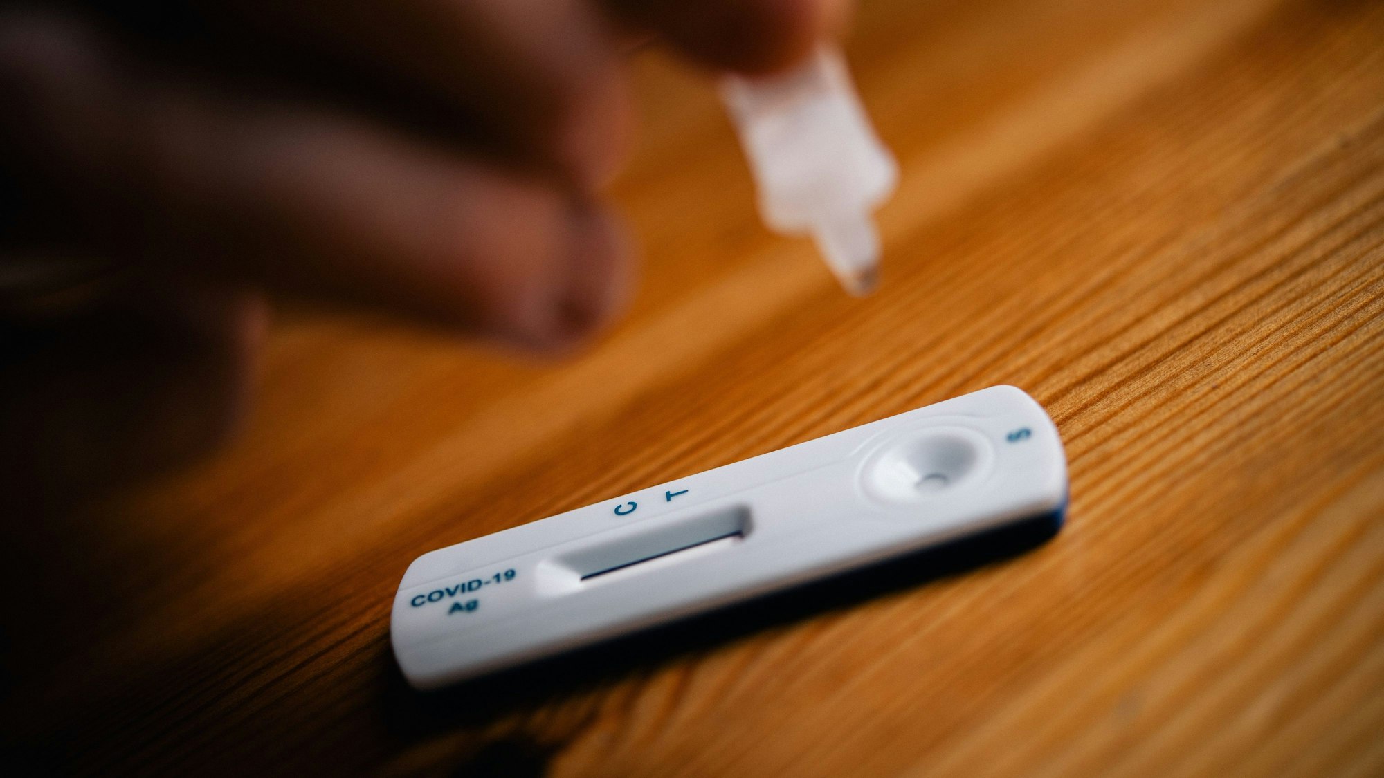 Ein Corona-Test liegt auf einem Tisch. Seit Beginn der Pandemie hat das Land NRW rund 7,7 Millionen Euro für externe Beratung ausgegeben.