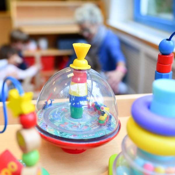 Eine Erzieherin spielt mit Kindern in einer Kindertagesstätte. Laut einer Untersuchung fehlen in NRW mehr als 114.000 Kita-Plätze. (Symbolbild)
