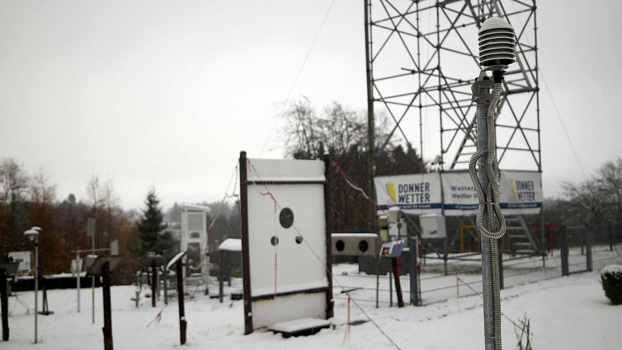 Das Areal der verschneiten Wetterstation ist gespickt mit den unterschiedlichsten Messgeräten.