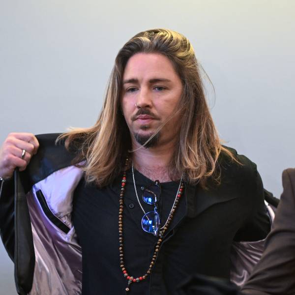 Der deutsche Rockmusiker Gil Ofarim (l) steht im Saal des Landgerichts in Leipzig neben seinem Rechtsanwalt Alexander Stevens. Gegen Ofarim läuft der Prozess wegen falscher Verdächtigung und Verleumdung.