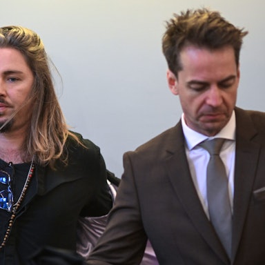Der deutsche Rockmusiker Gil Ofarim (l) steht im Saal des Landgerichts in Leipzig neben seinem Rechtsanwalt Alexander Stevens. Gegen Ofarim läuft der Prozess wegen falscher Verdächtigung und Verleumdung.