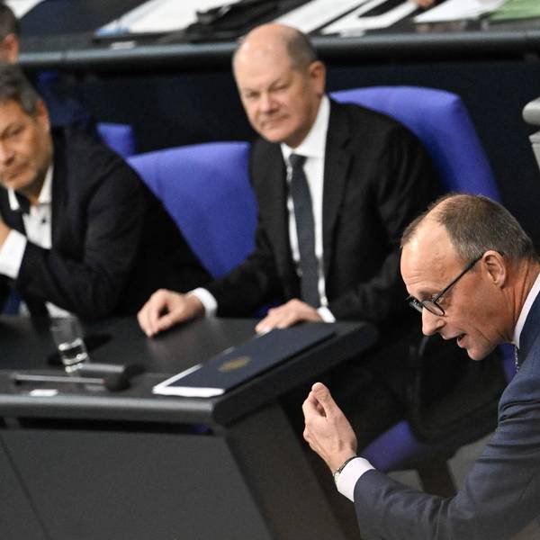 Friedrich Merz (vorne) hält seine Rede im Bundestag, im Hintergrund sind Finanzminister Christian Lindner, Wirtschaftsminister Robert Habeck und Bundeskanzler Olaf Scholz zu sehen (v. l. n. r.).