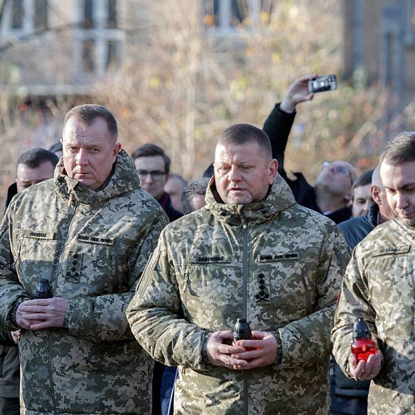 Der ukrainische Generalstabschef Serhii Shaptala, Oberbefehlshaber Walerij Saluschnij und Geheimdienstchef Kyrylo Budanow bei einer Gedenkfeier am 25. November (v. l. n. r.).