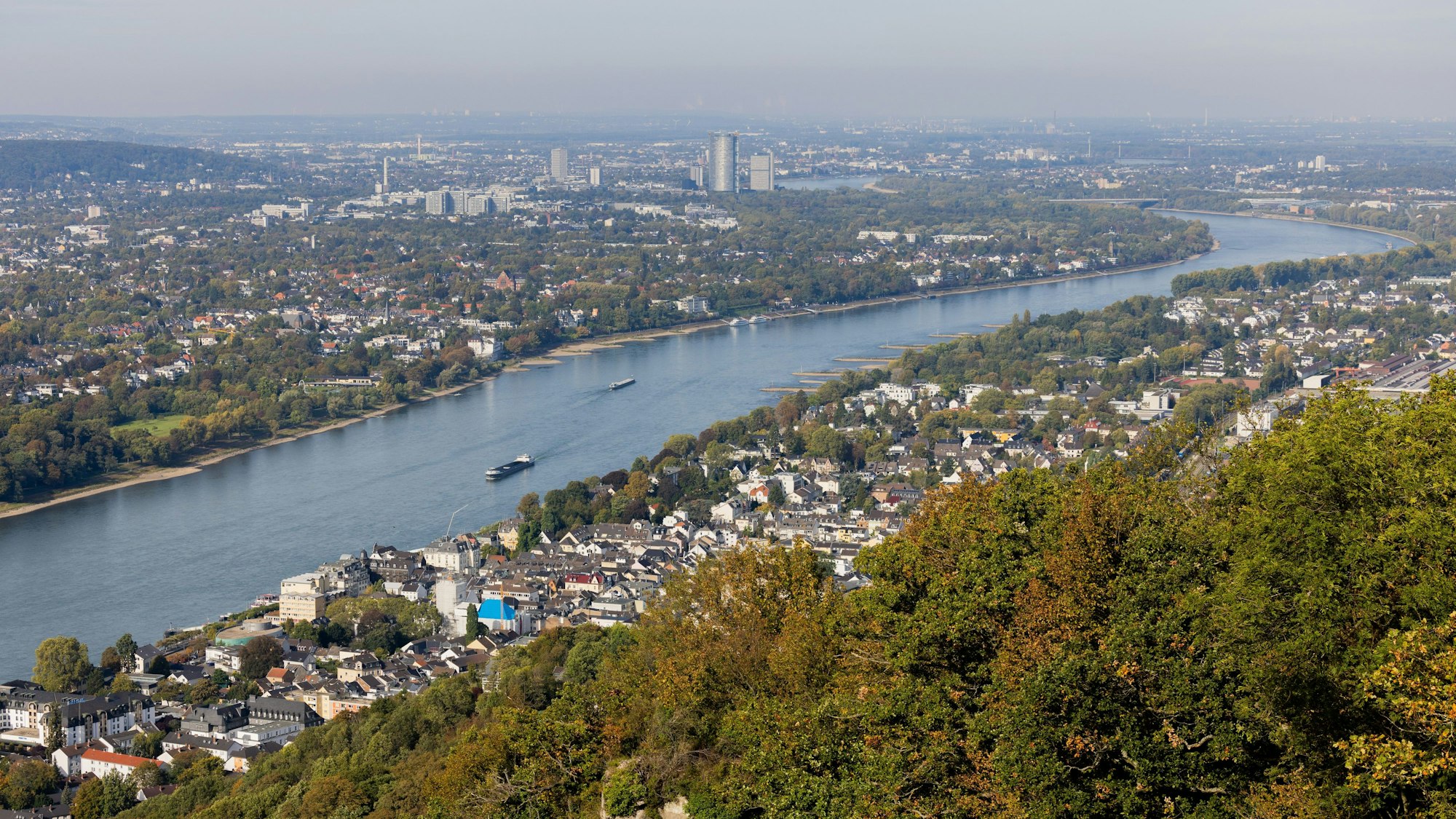 Blick vom Drachenfels auf den Rhein in Bonn.
