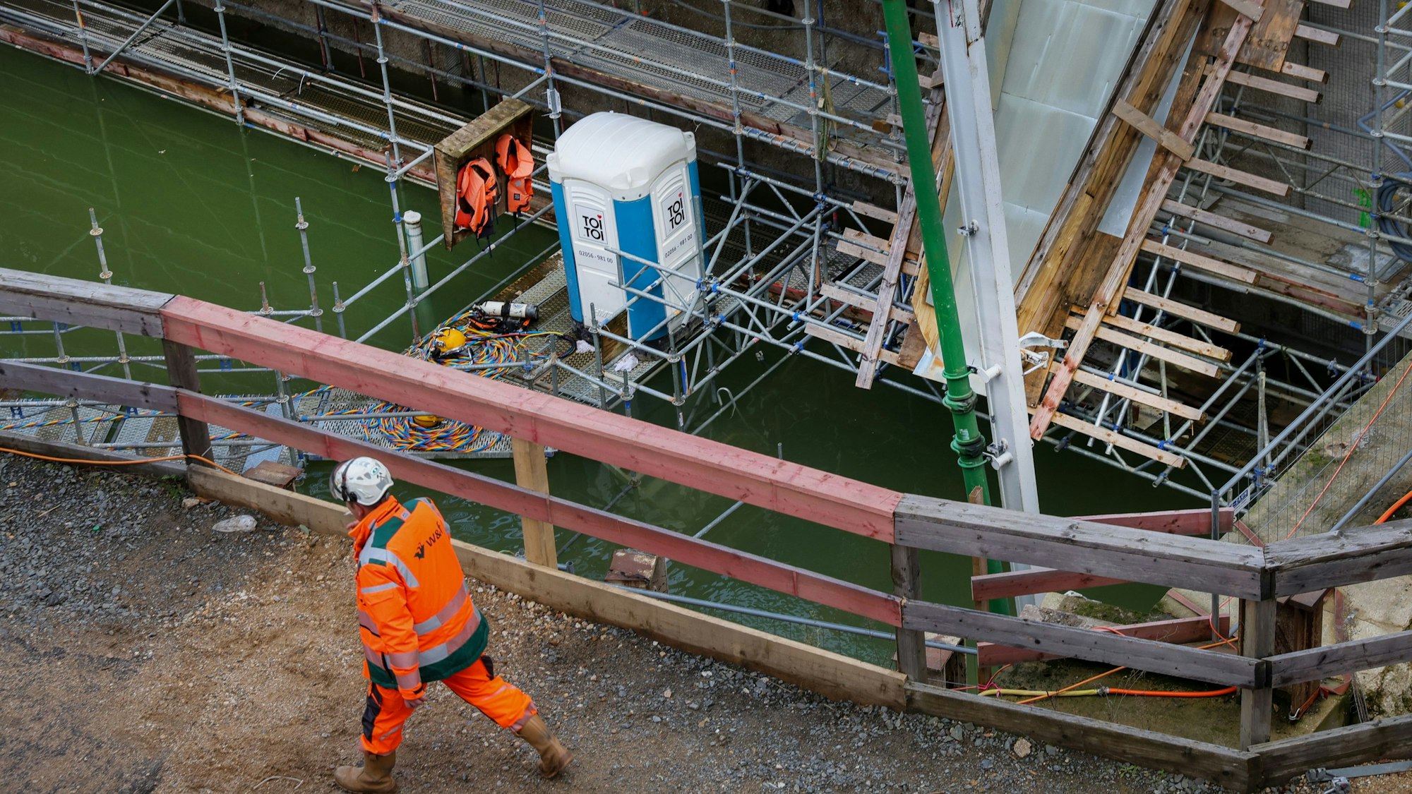 Im grünen Wasser muss getaucht werden: Ein Blick in die Baustelle.