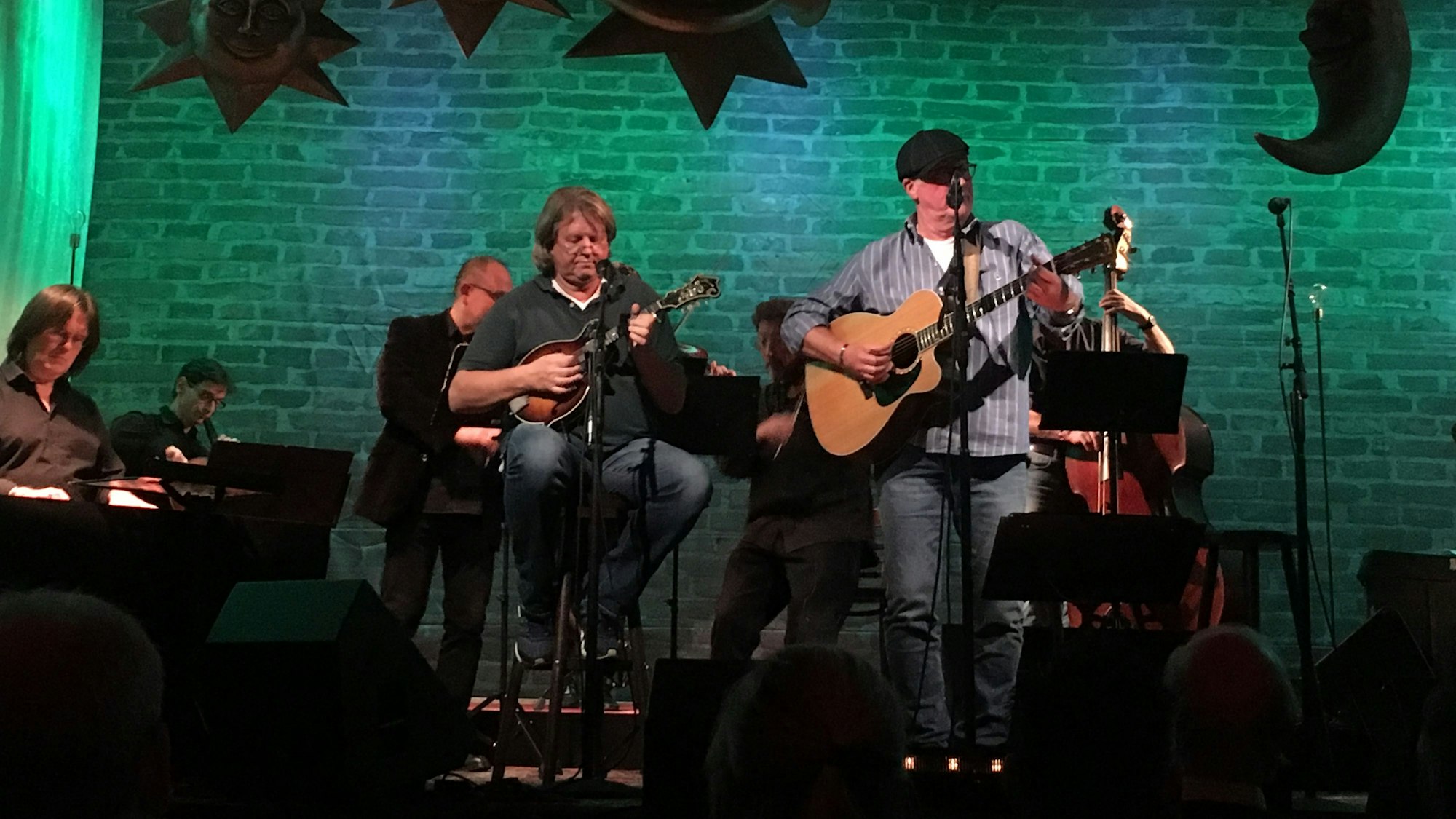 Zwei Sänger stehen auf der Bühne.