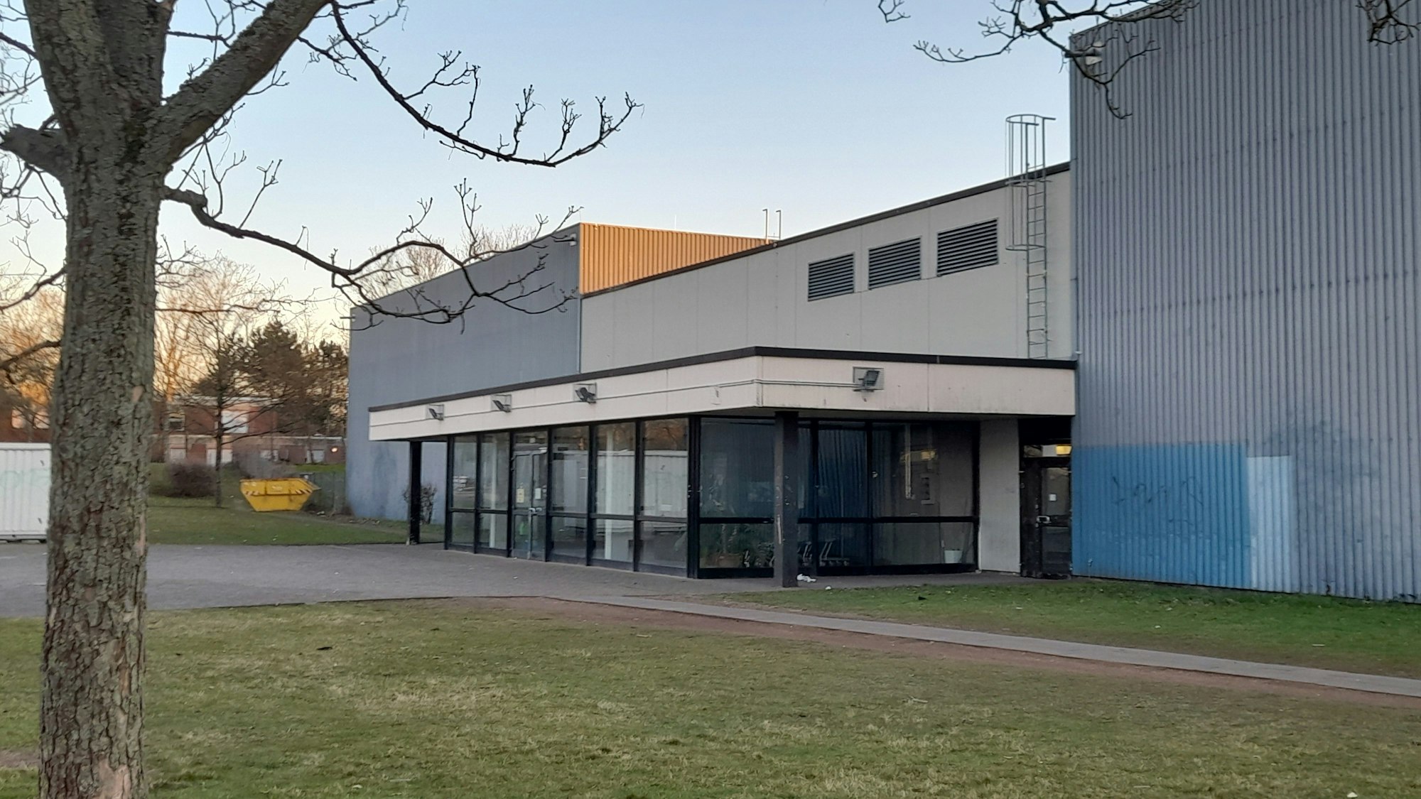 Schwerer Schlag für Schulen und Vereine: Beide Turnhallen der Heinrich-Böll-Gesamtschule sind wegen Einsturzgefahr des Daches gesperrt.