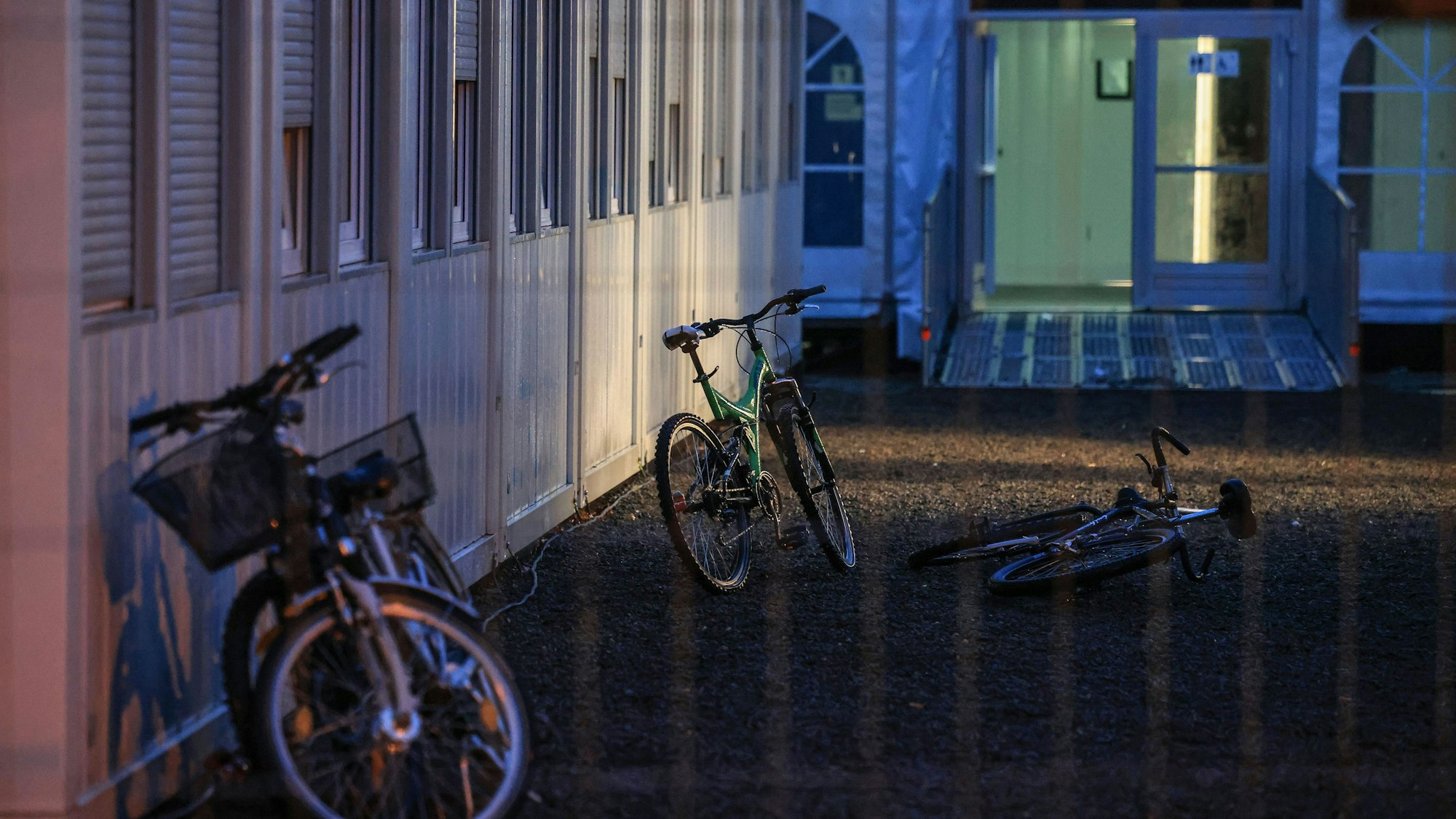 Fahrräder stehen vor Wohncontainer der kommunalen Erstaufnahmeeinrichtung in Köln-Zollstock.