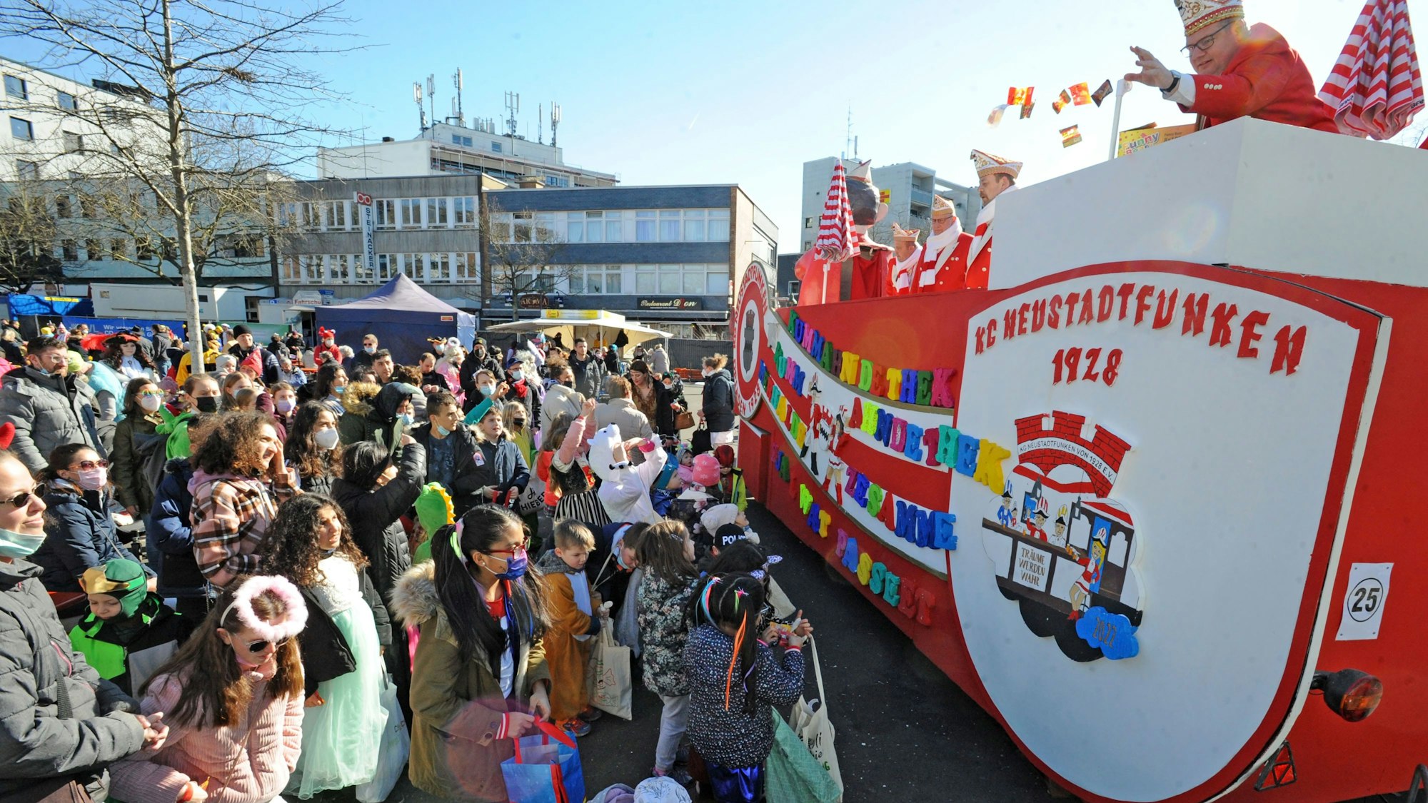 Kamelle fü die Leverkusener Pänz wurden auch auf dem Marktplatz Opladen von den Neustadtfunken und der KG Feuerwehr verteilt.