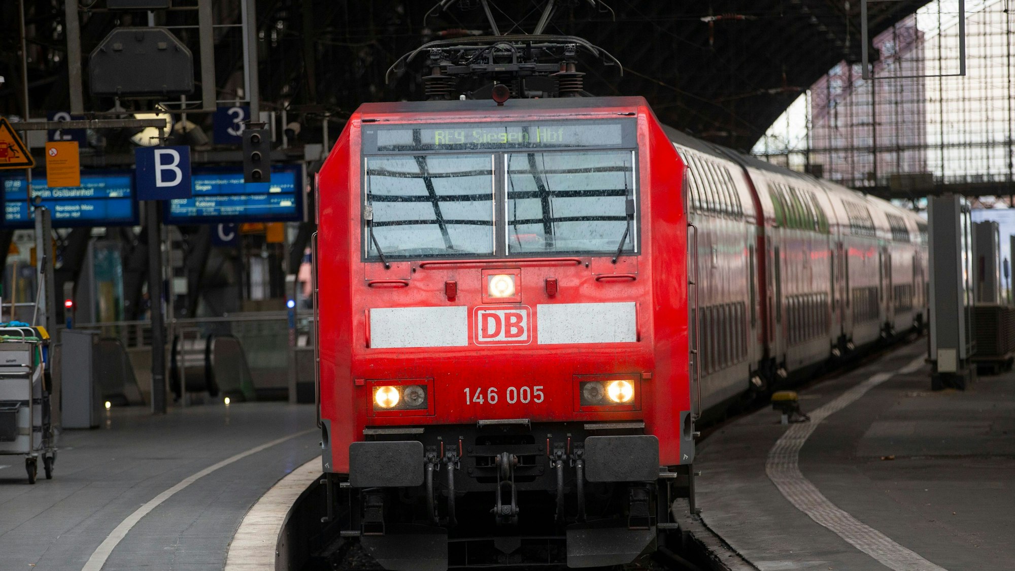 Ein Regionalzug fährt in den Kölner Hauptbahnhof ein. (Symbolbild)