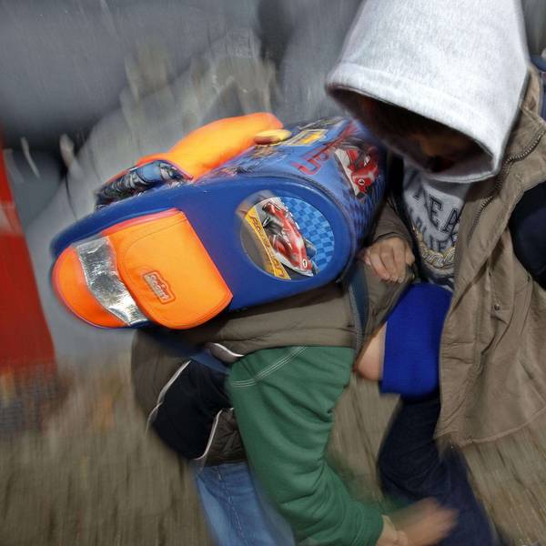 Zwei Schüler prügeln sich auf dem Schulhof. Das Foto wurde gestellt.