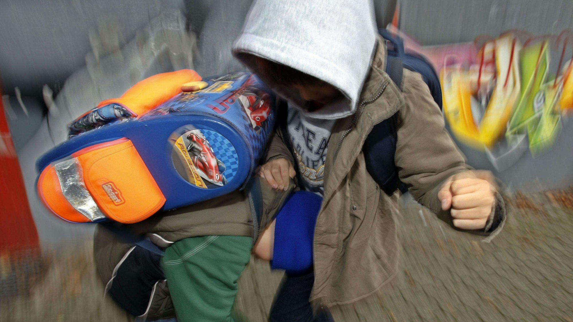 Zwei Kinder prügeln sich