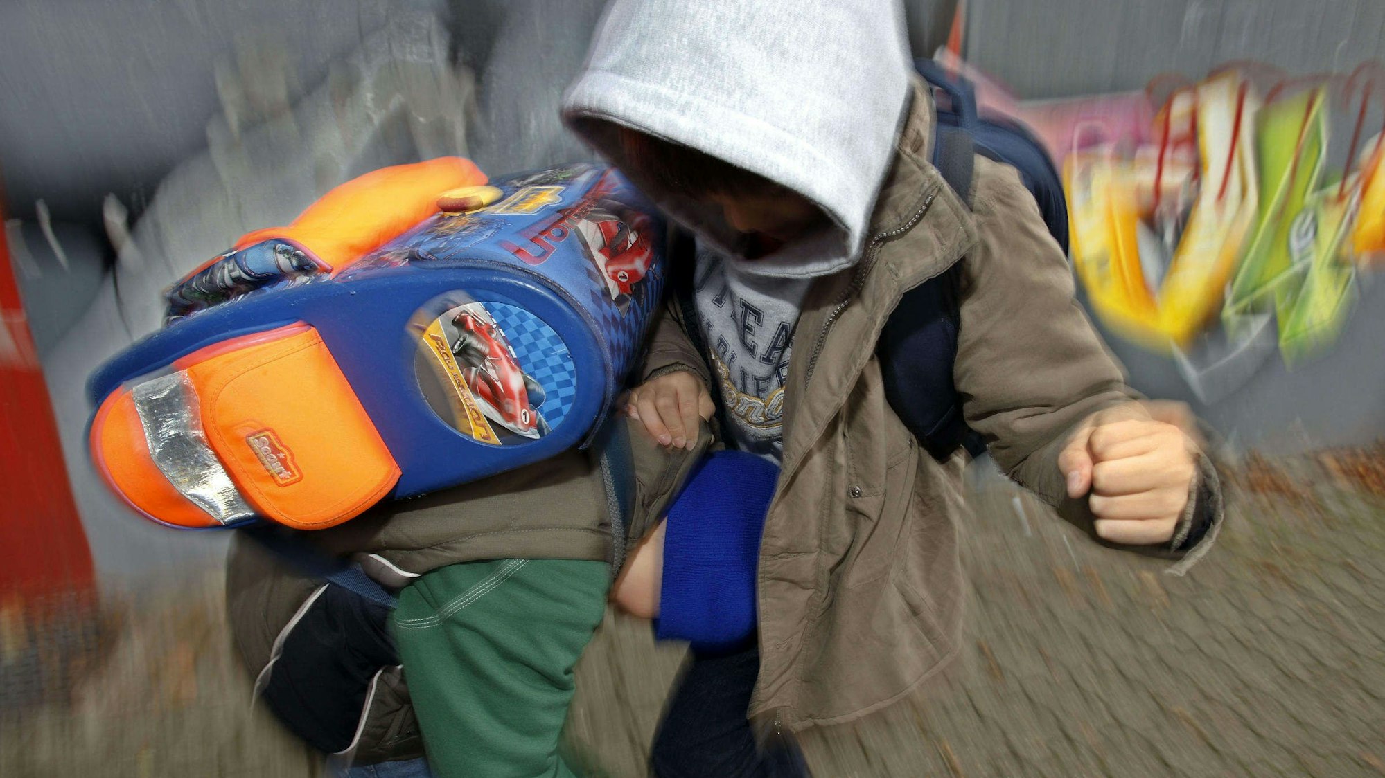 Zwei Schüler prügeln sich auf dem Schulhof. (Symbolbild)