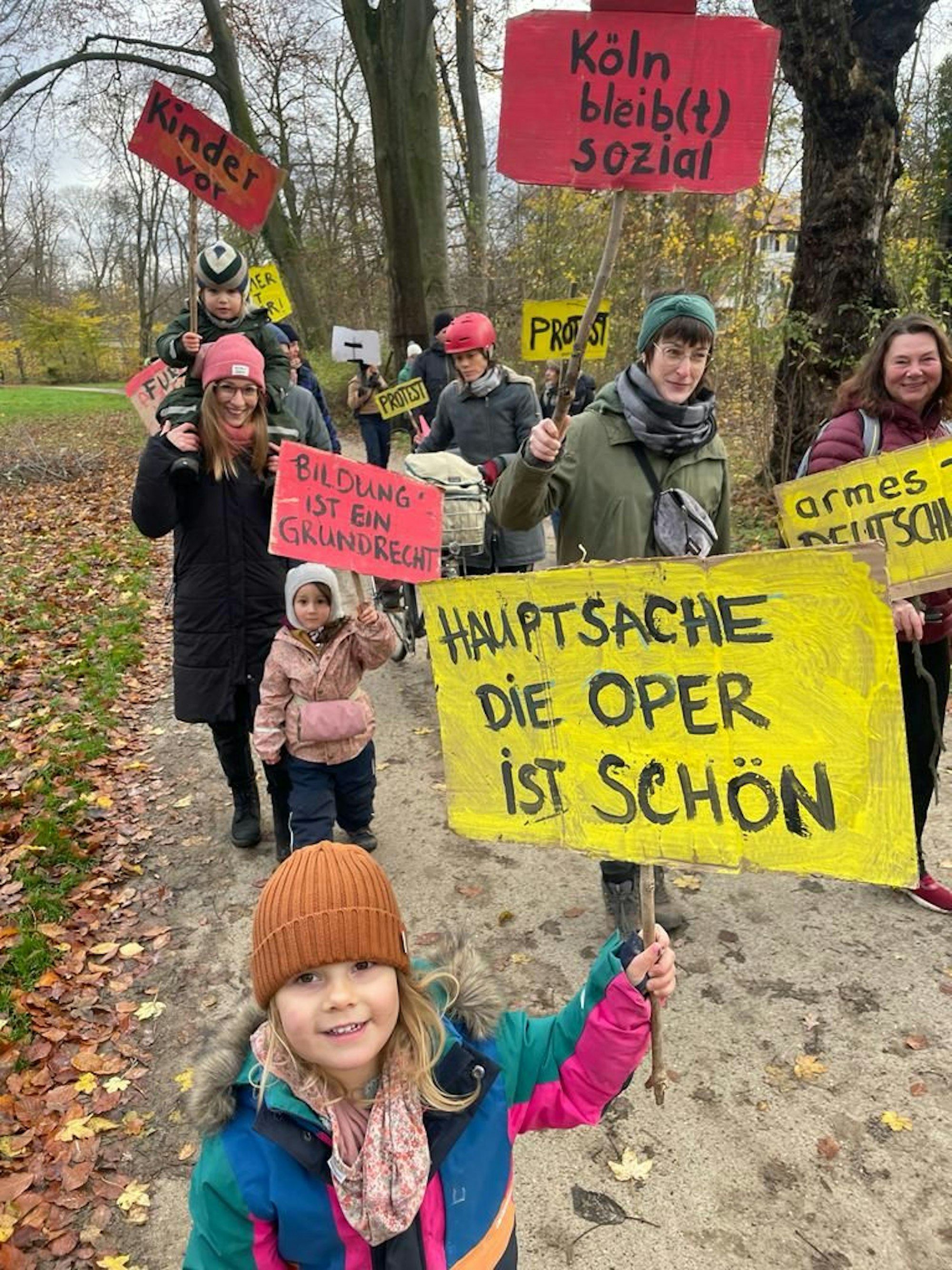 Kinder und Eltern des Naturkindergartens Amares demonstrierten im Stadtwald.
