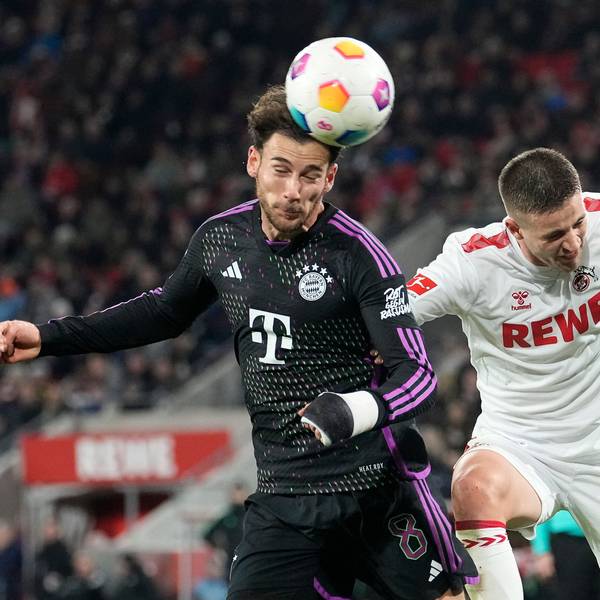 Kölns Rasmus Carstensen (r.)und Münchens Leon Goretzka springen zum Kopfball-Duell hoch.
