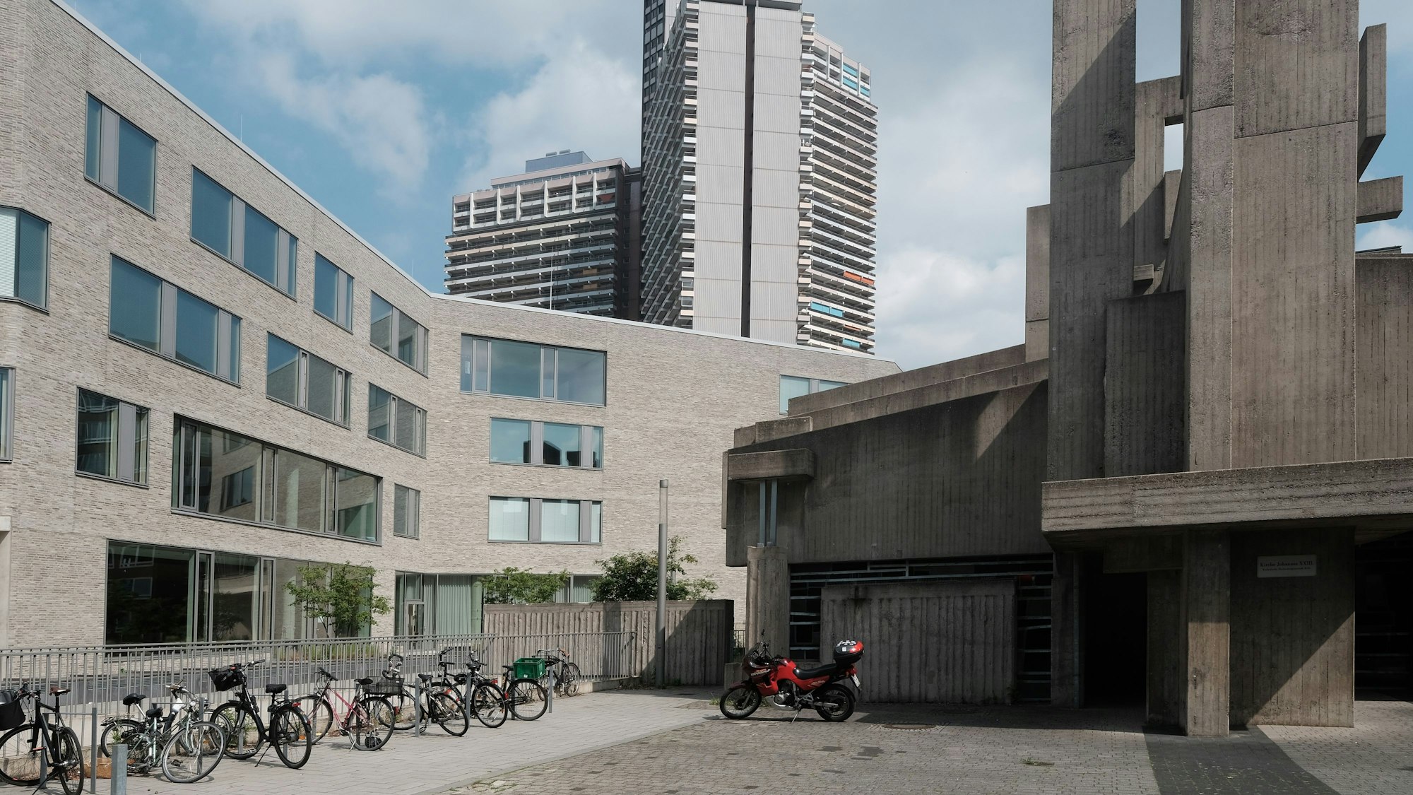 Das Erzbischöflisches Berufskolleg und Kirche Johannes XXIII. der katholischen Hochschulgemeinde. (Symbolbild)