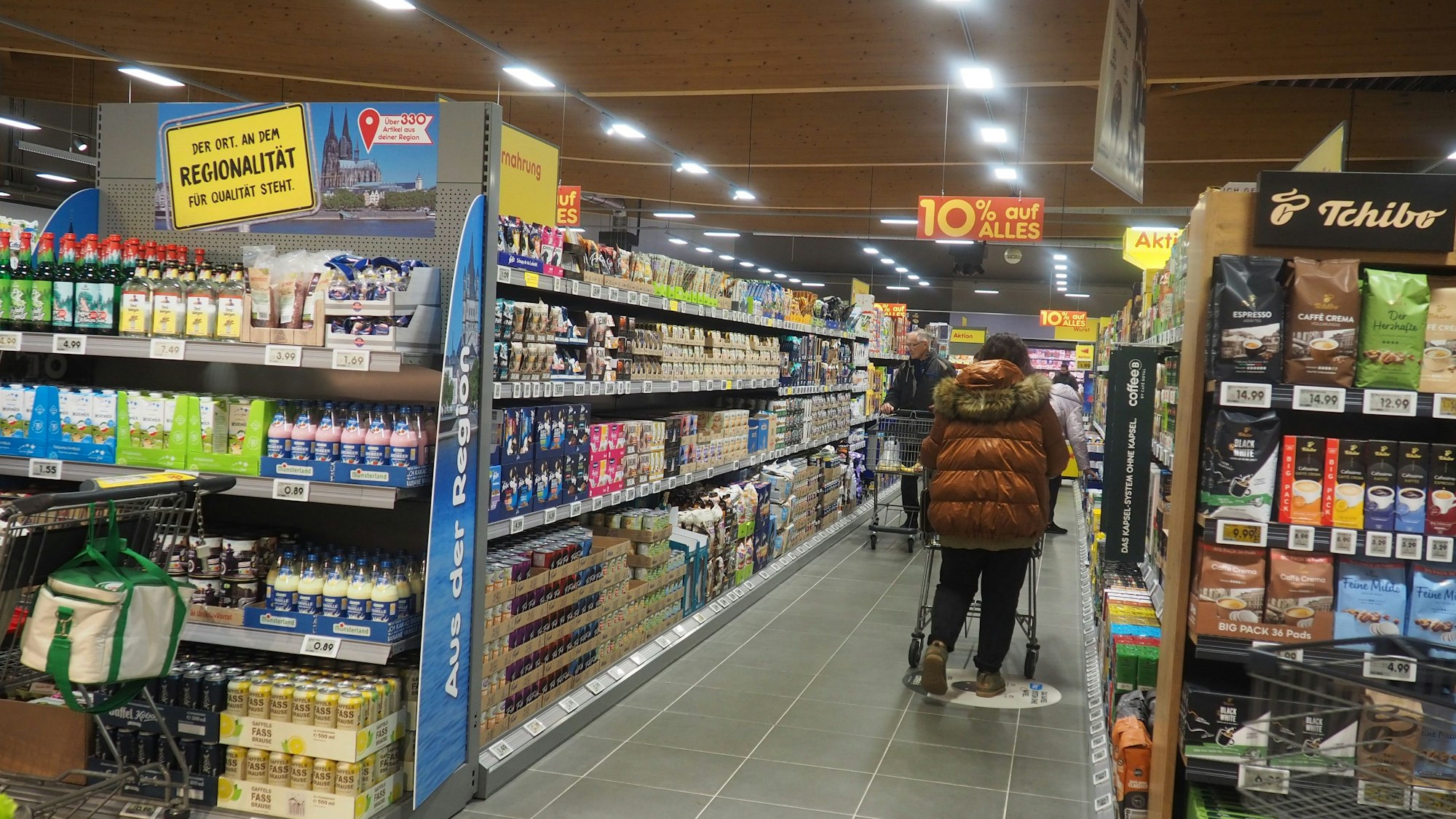 Das Bild zeigt den Blick zwischen Warenregale.